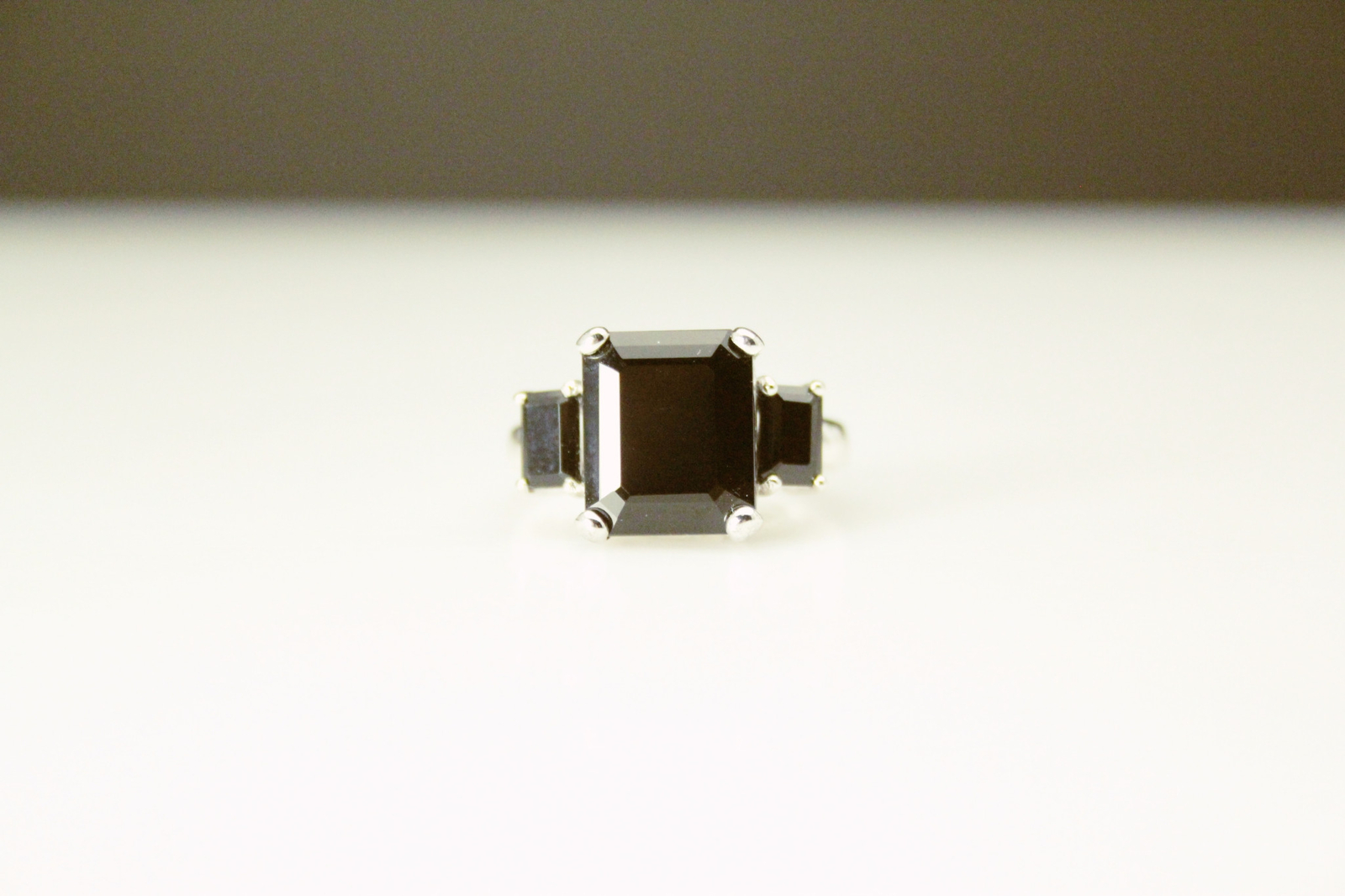 925 Sterling Silver 3 Black Stones Size 7 Ring 5.8 Grams (RIN9258)