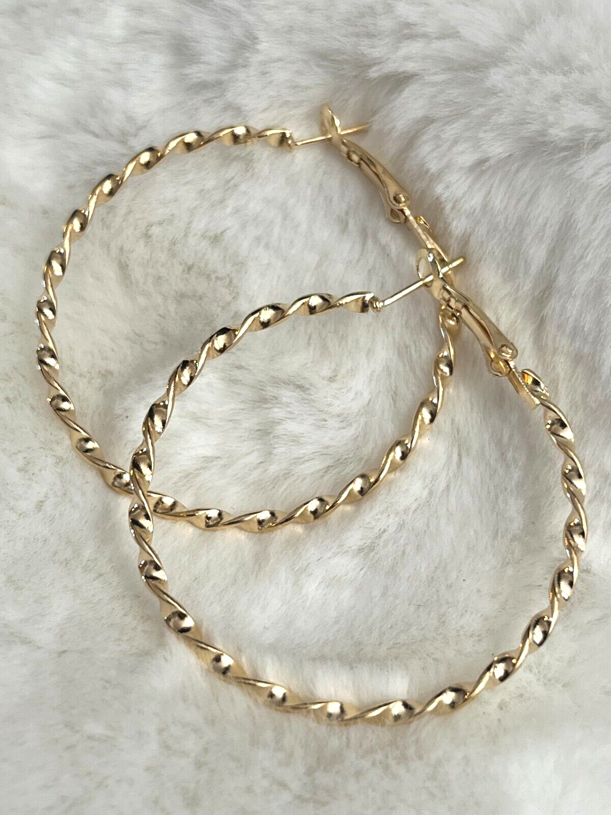 FUN NEW PAIR WOMEN’S TWISTED HOOP EARRINGS 45MM GOLD