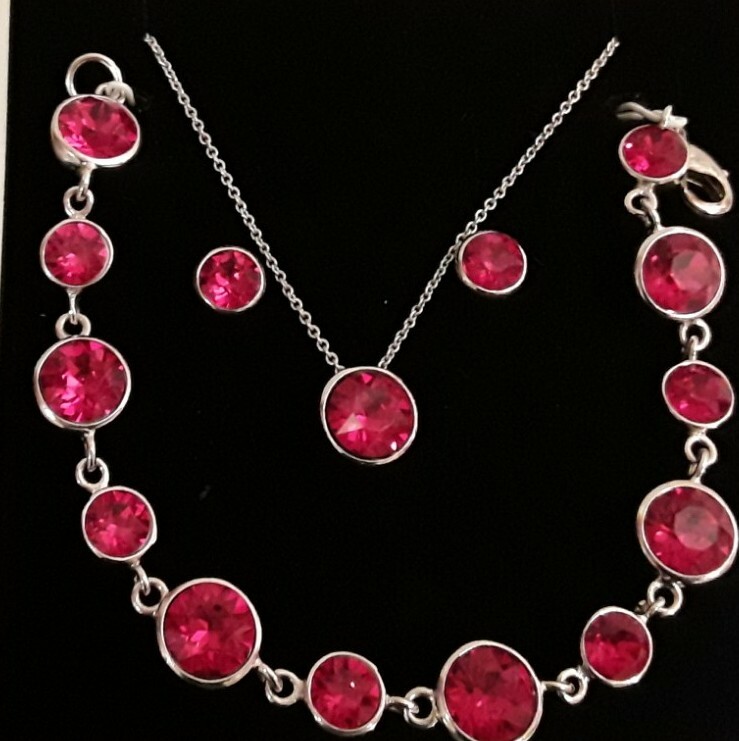 Sparkling RED SWAROVSKI Crystal Necklace Bracelet & Earring SET