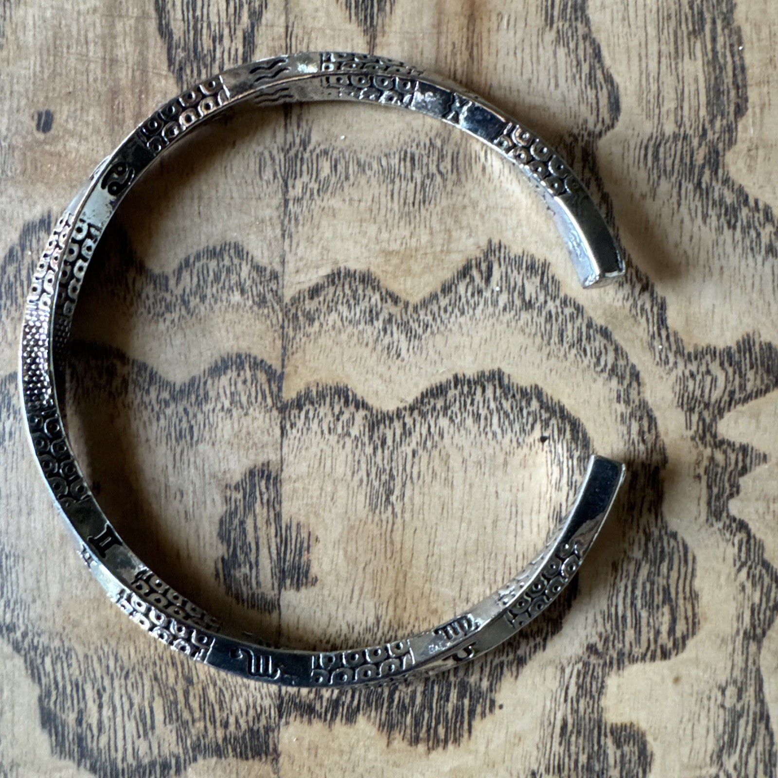20cm/8in Silvery Carved Patina Horseshoe Cuff Bracelet