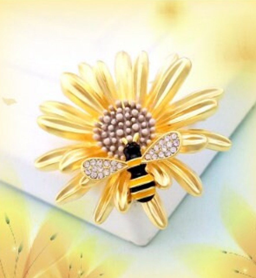 ENAMEL DAISY FLOWER BEE BROOCH PIN~EASTER MOTHERS DAY GARDENER GIFT FOR HER MOM