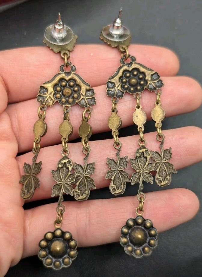 Unsigned Banana Bob Floral Flower Leaves Crystal Rhinestone Drop Dangle Earrings