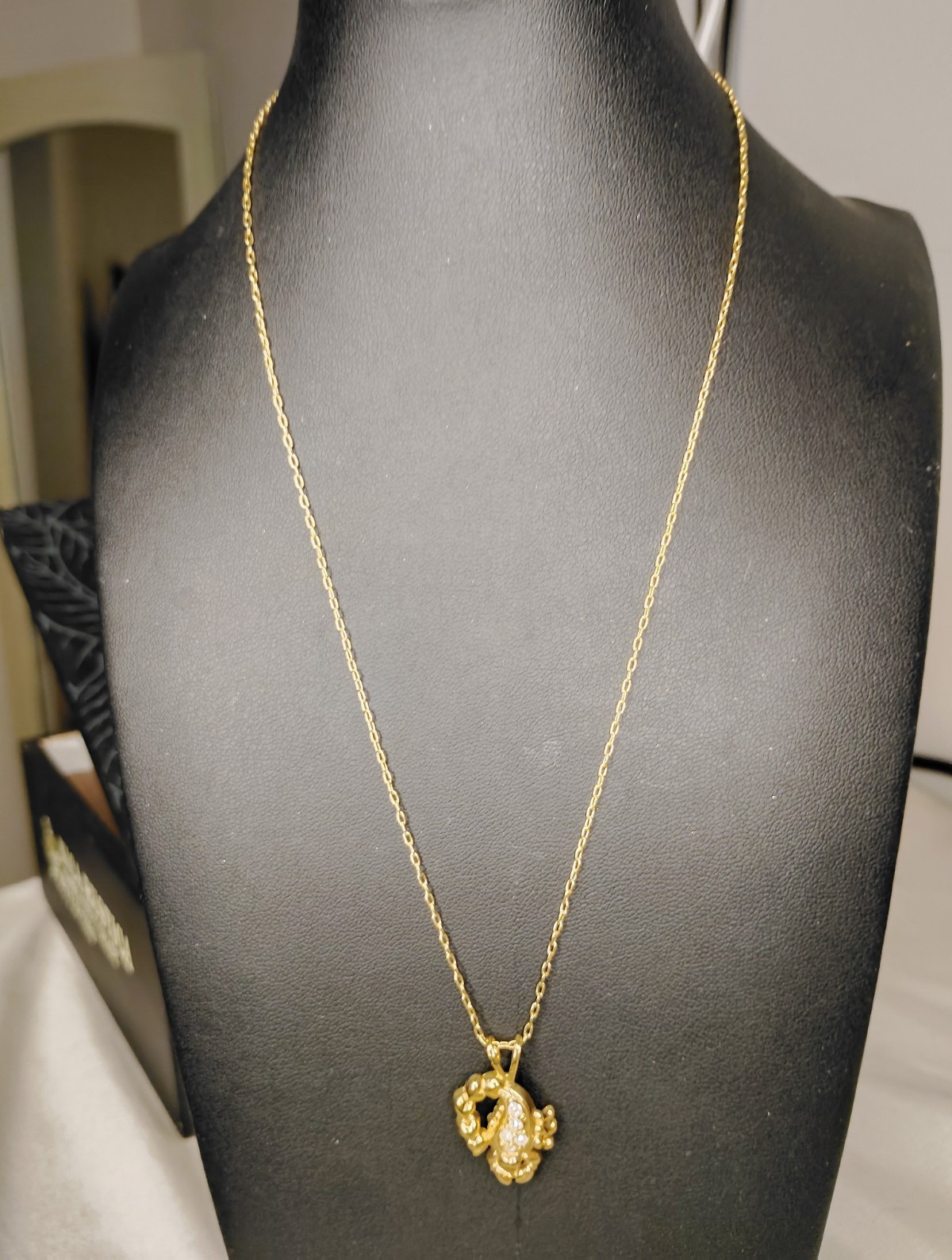 Avon Signed Gold Tone Scorpion Charm Pendant Necklace Clear Rhinestones