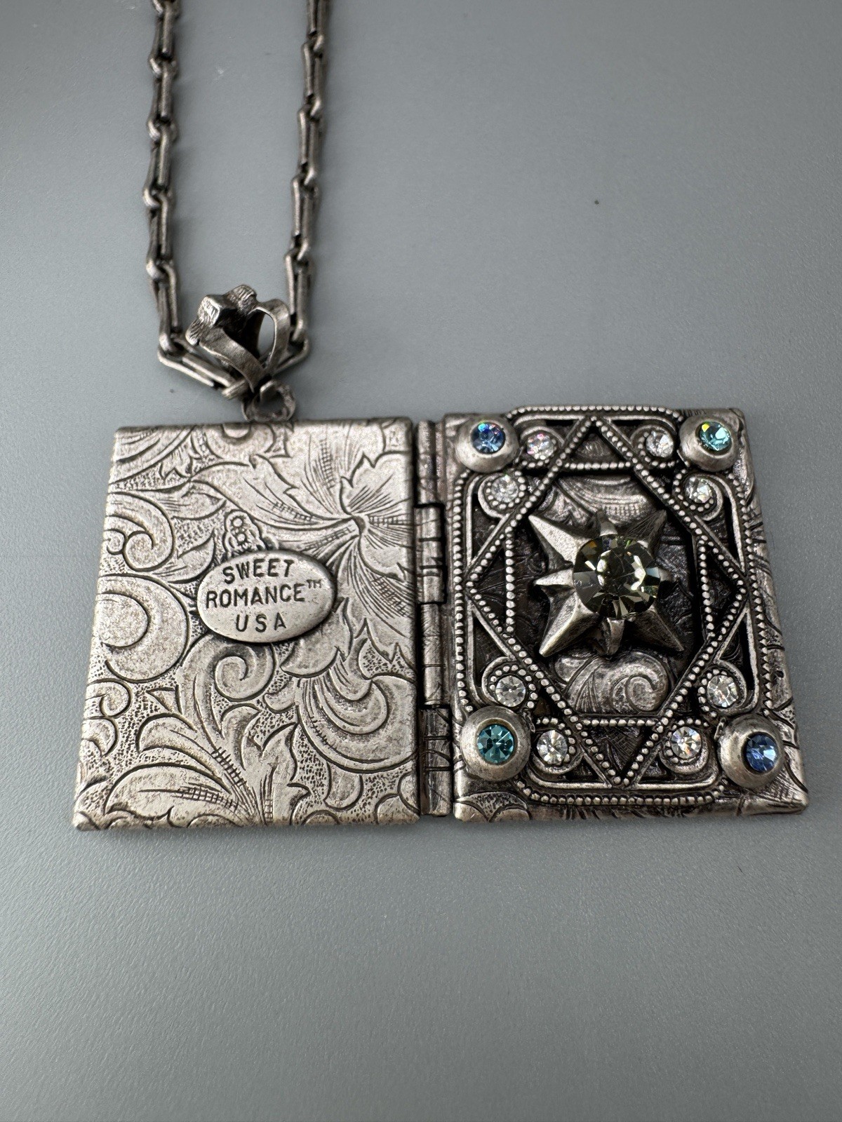 Nice SWEET ROMANCE USA SILVER TONE PENDANT LOCKET RHINESTONES CHAIN NECKLACE