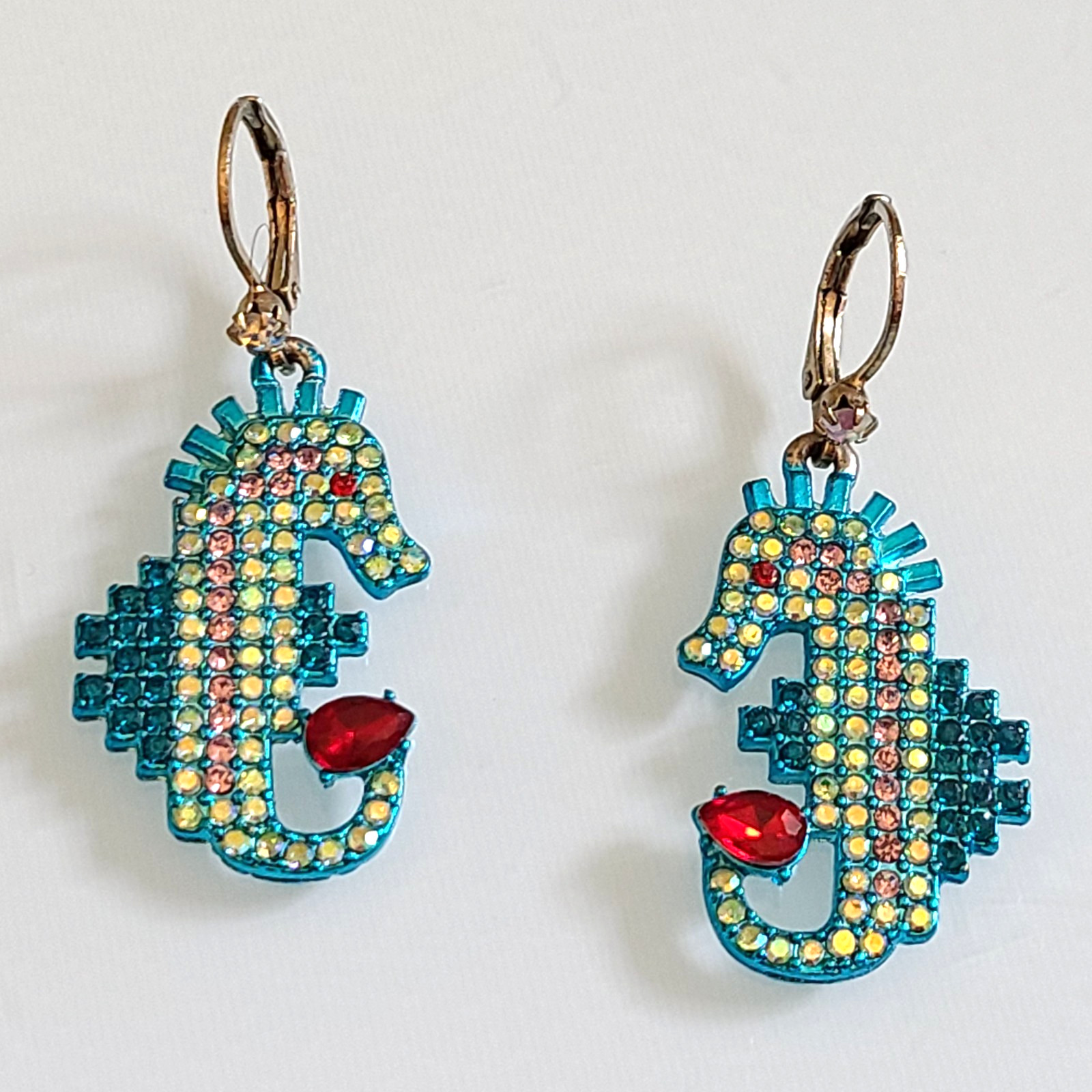BETSEY JOHNSON SIGNED SEAHORSE MULTICOLOR EARRINGS SIZE 1 3/4 INCHES AQUA