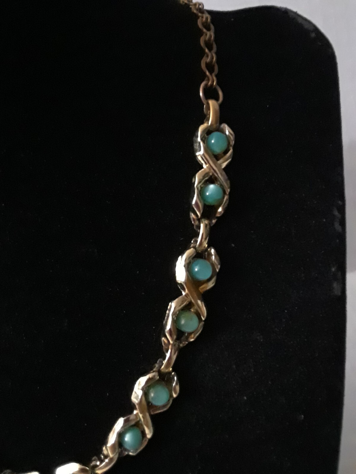 Vintage Choker 14 in Necklace with Fourteen Mint Green Stones Gold Tone