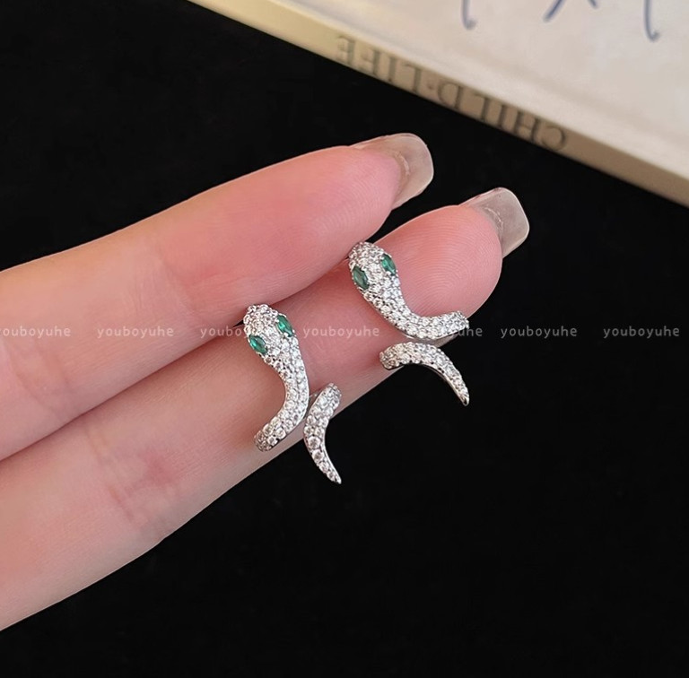 Women 18k white gold CZ snake green eyes 925 Silver Post Stud earrings PE37