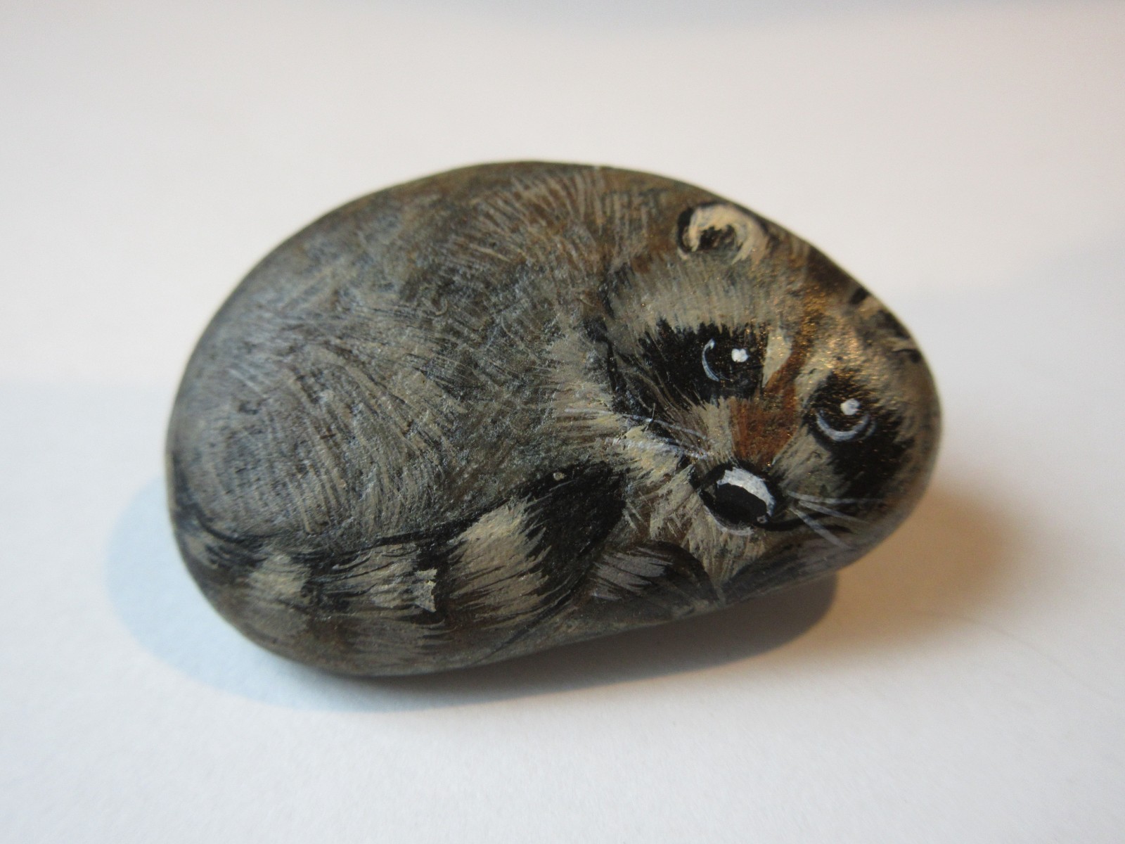 VINTAGE SIGNED HAND PAINTED RACCOON ROCK PIN BROOCH 1 3/8″