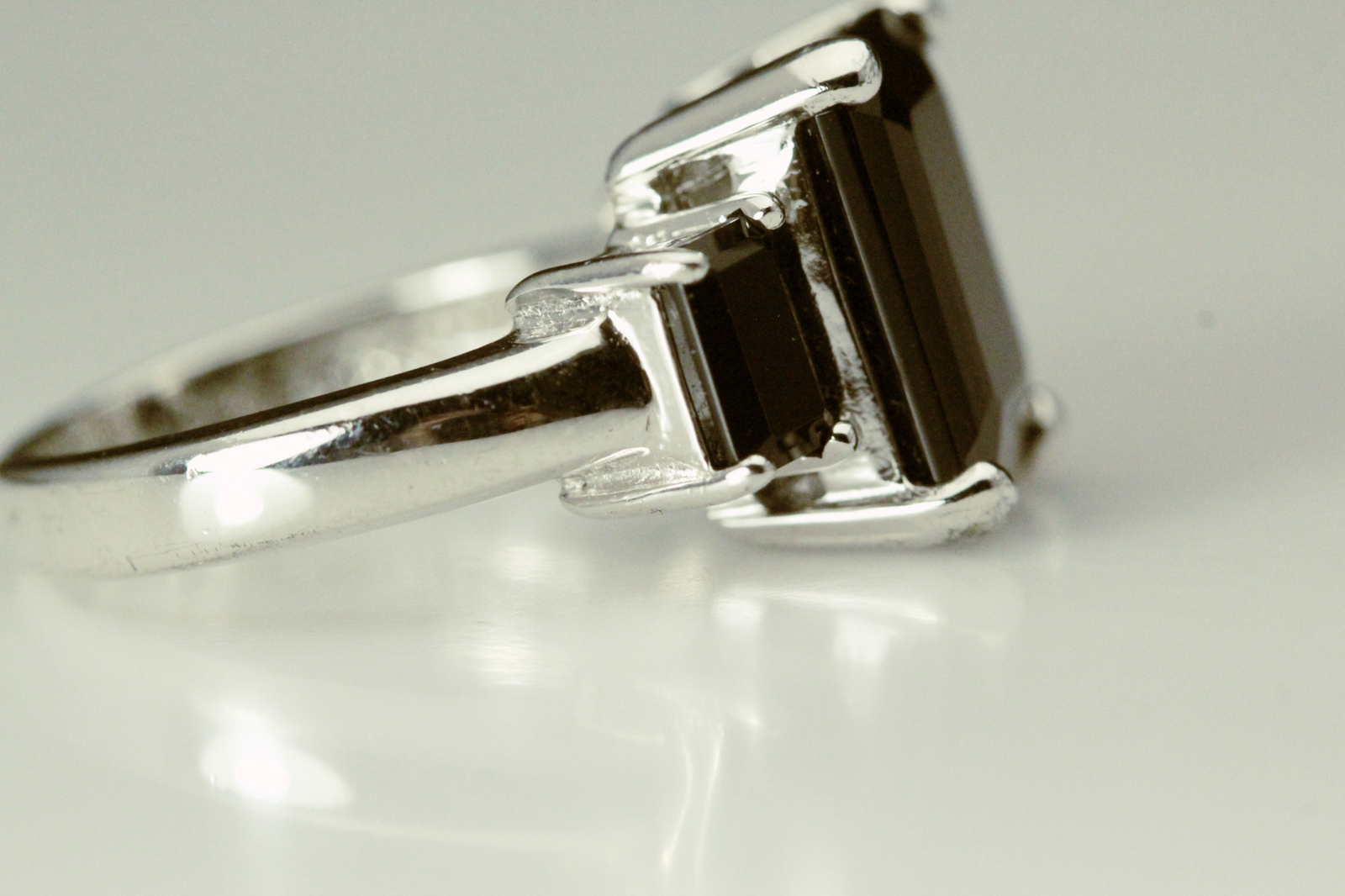 925 Sterling Silver 3 Black Stones Size 7 Ring 5.8 Grams (RIN9258)