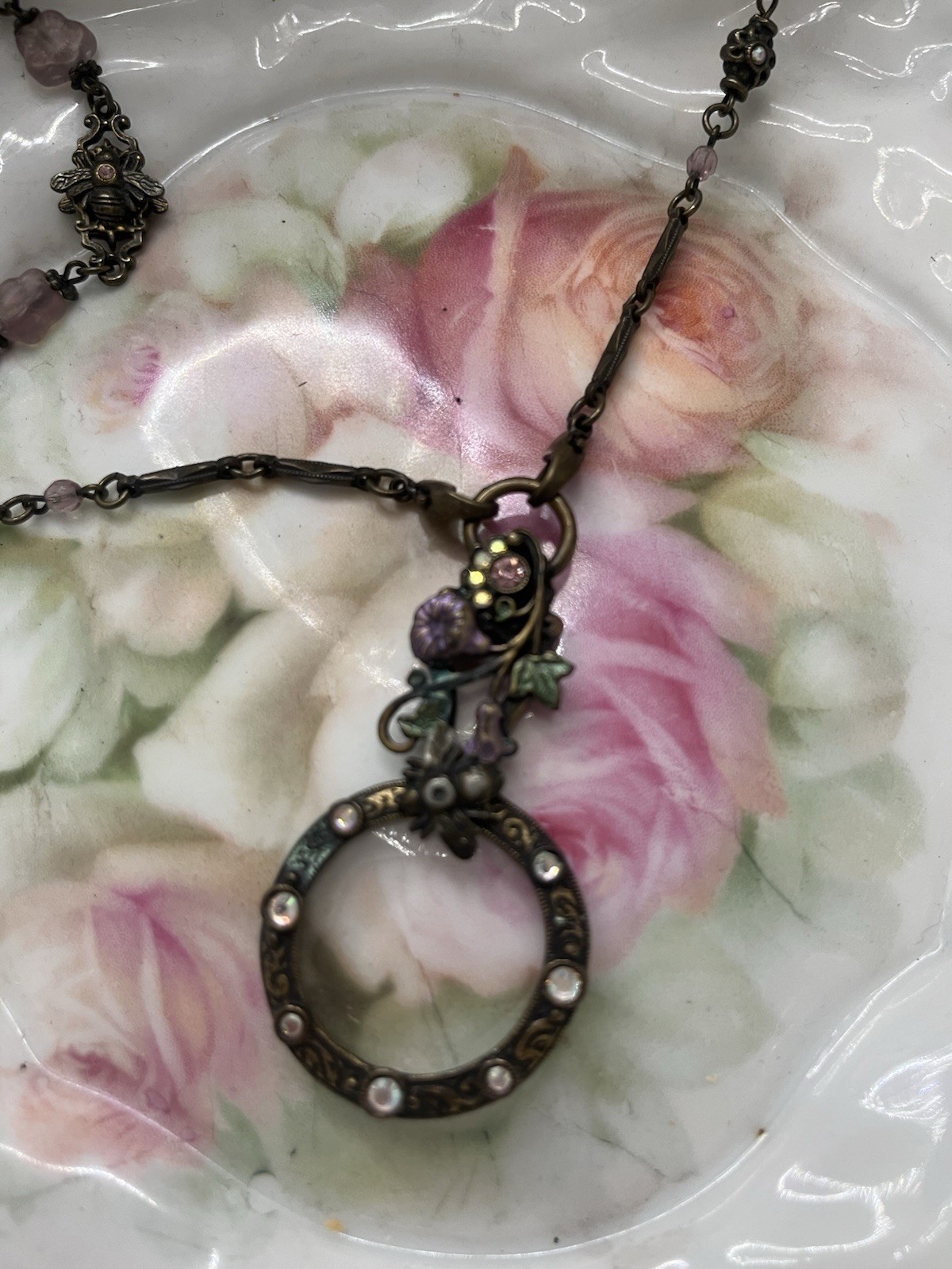 🐝SWEET ROMANCE Art Nouveau Floral BEE Rhinestone Magnifying Glass Necklace 42”