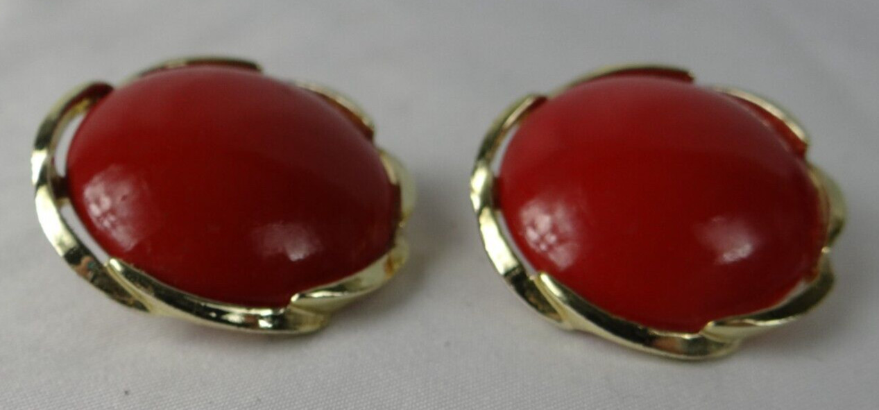Red Vintage Round Clip-On Earrings Scalloped Gold Tone Edges, Unmarked