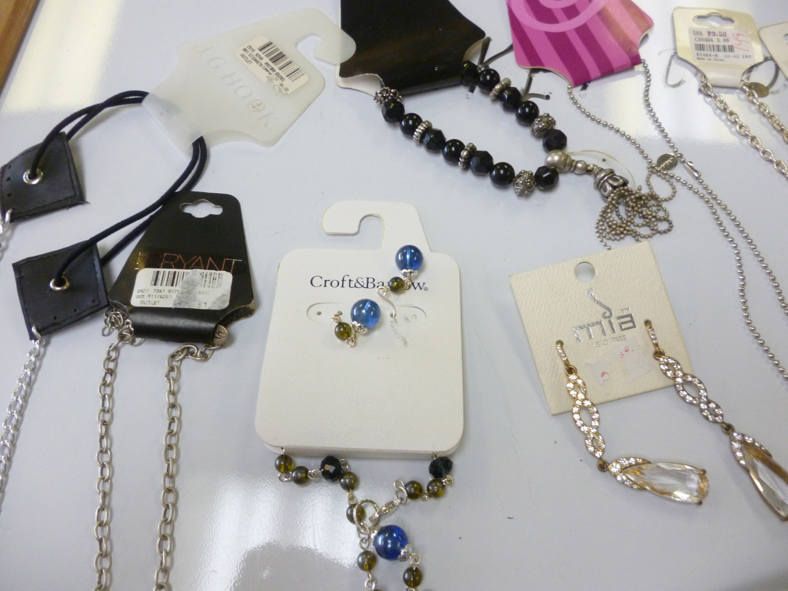 NEW MIXED LOT OF Various NECKLACES, EARRING AND BRACELET 11 PIECES