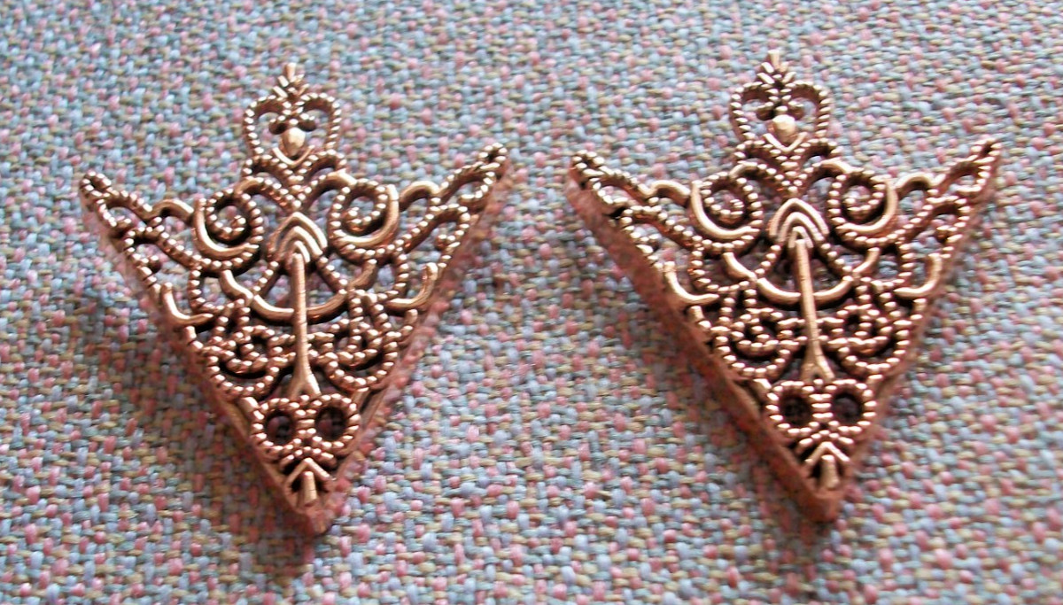 western Collar Tips pin on back antique red copper tone