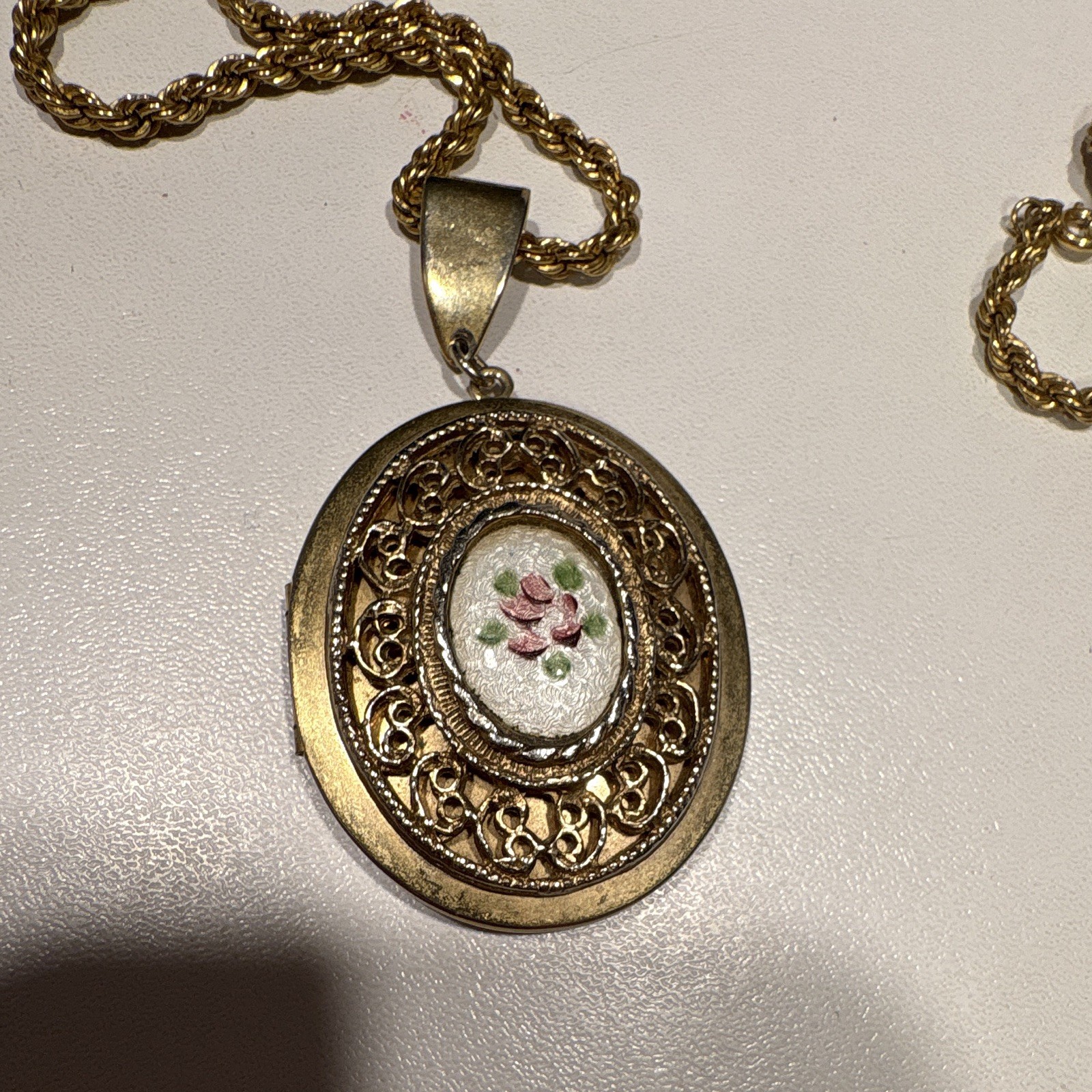 Gold Tone Oval Photo Locket Pendant Necklace Rope Chain 30 in Floral