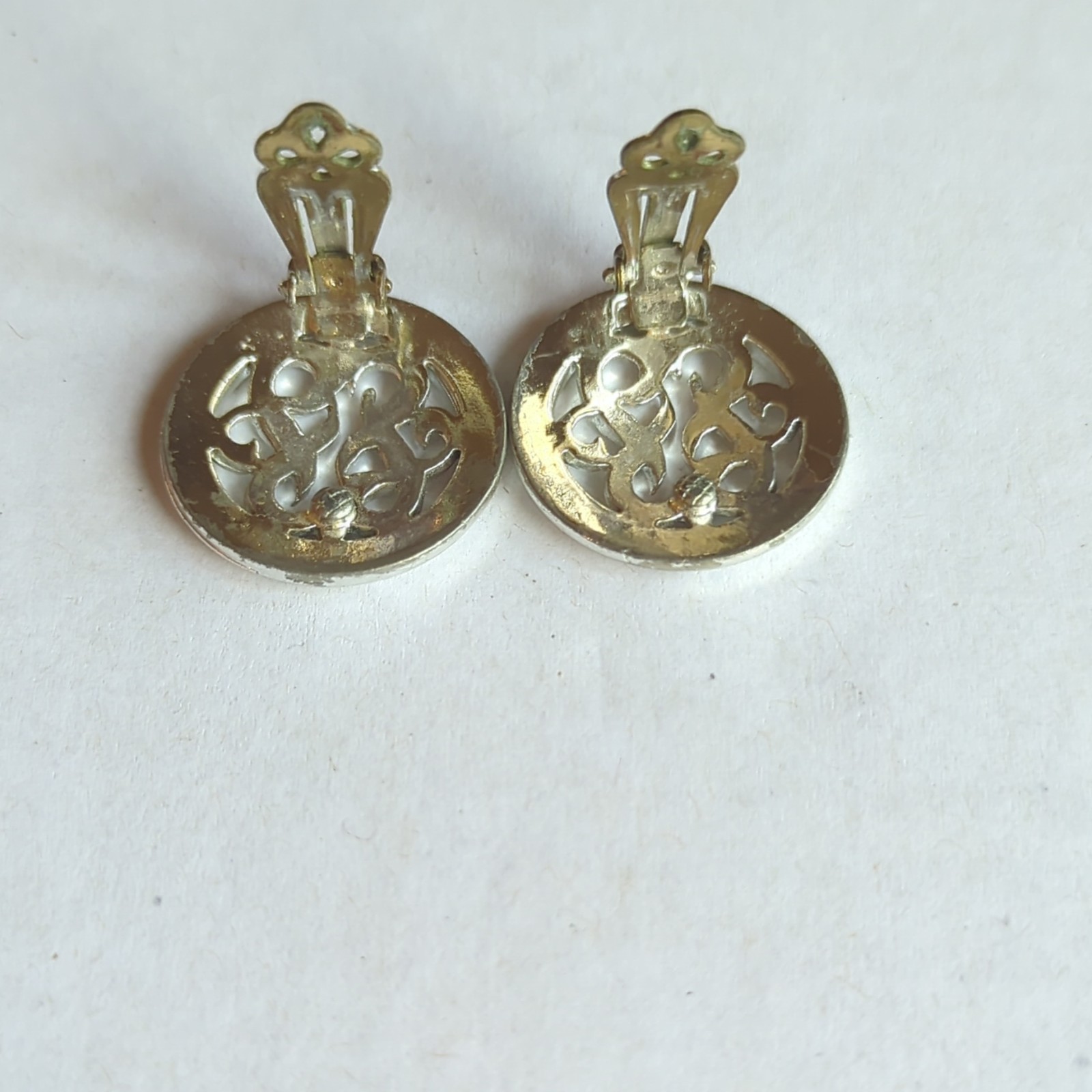 Vintage Signed Lisner Silver Tone Round Monogram Clip-On Lobe Earrings