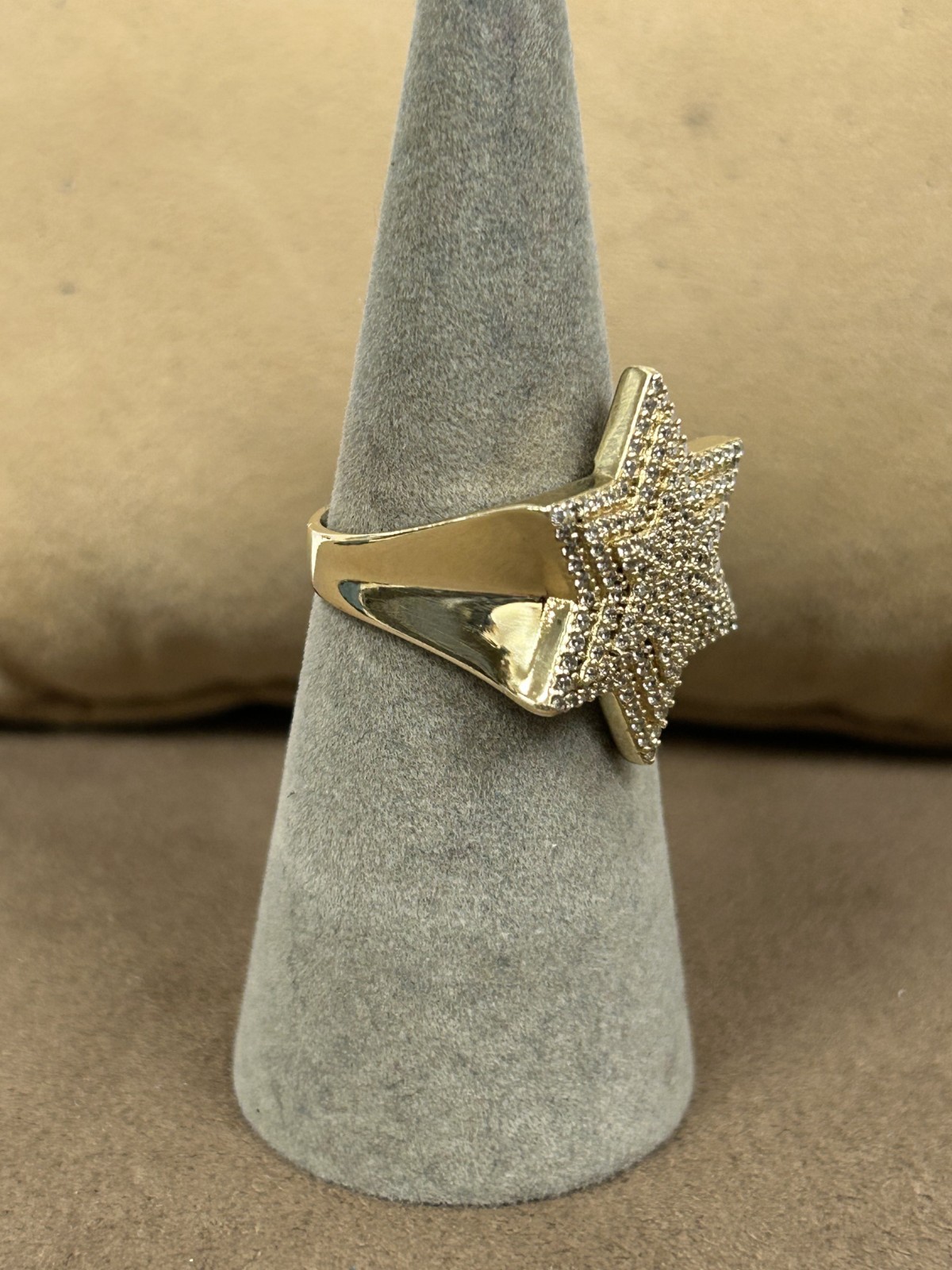 SPARKLY 10K YELLOW GOLD CZ STAR SHAPE RING SIZE 9.25