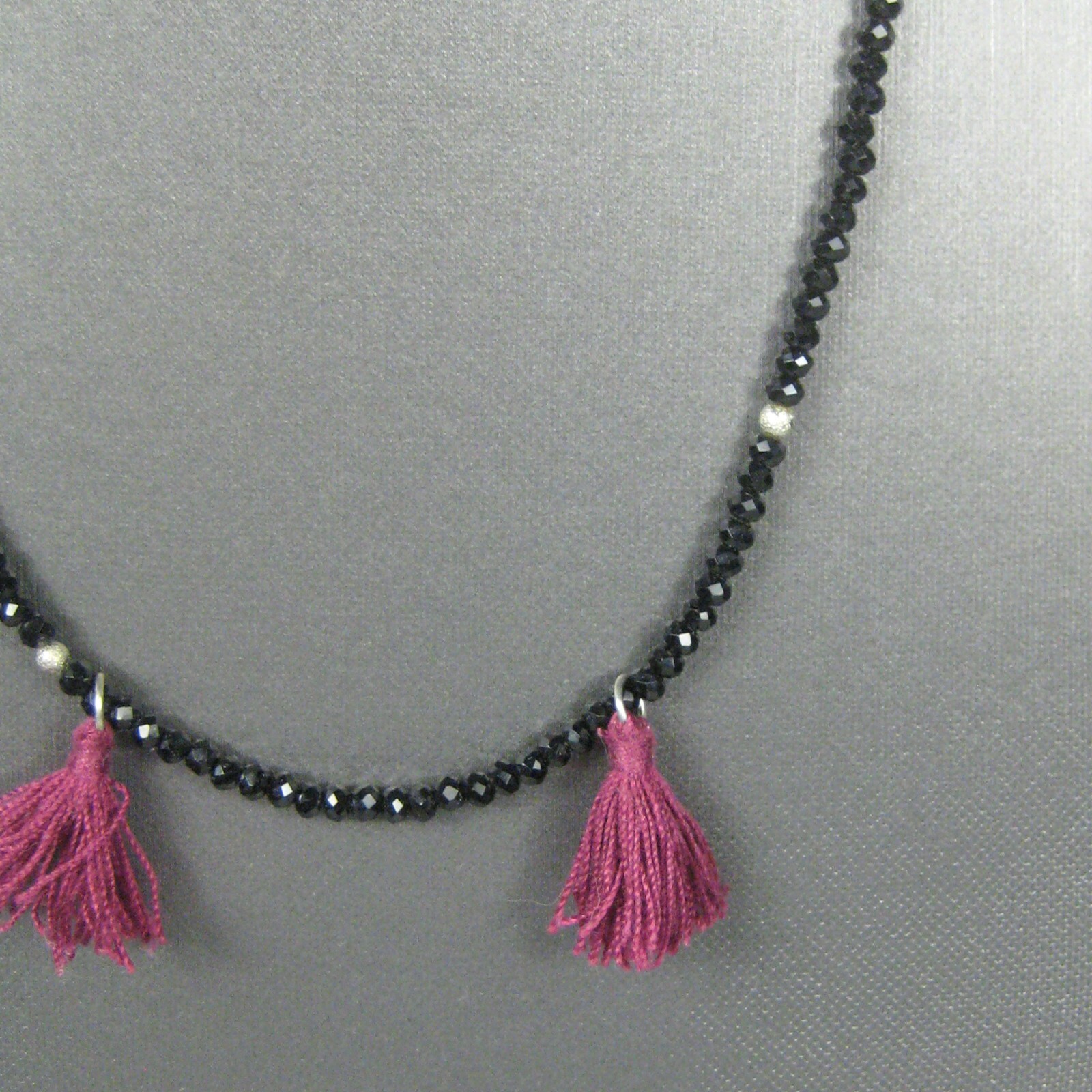 Necklace Womens 20 In Strand String Black Bead Facet Stretch Burgundy Tassel