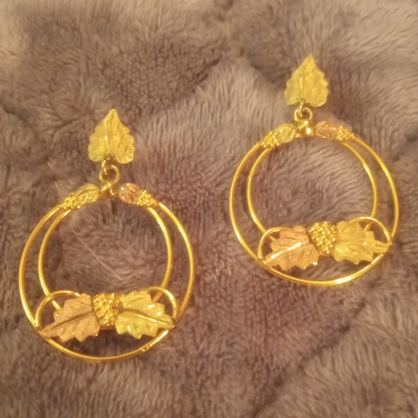 Beautiful 22k Black Hills Gold Ornate Earrings Like New
