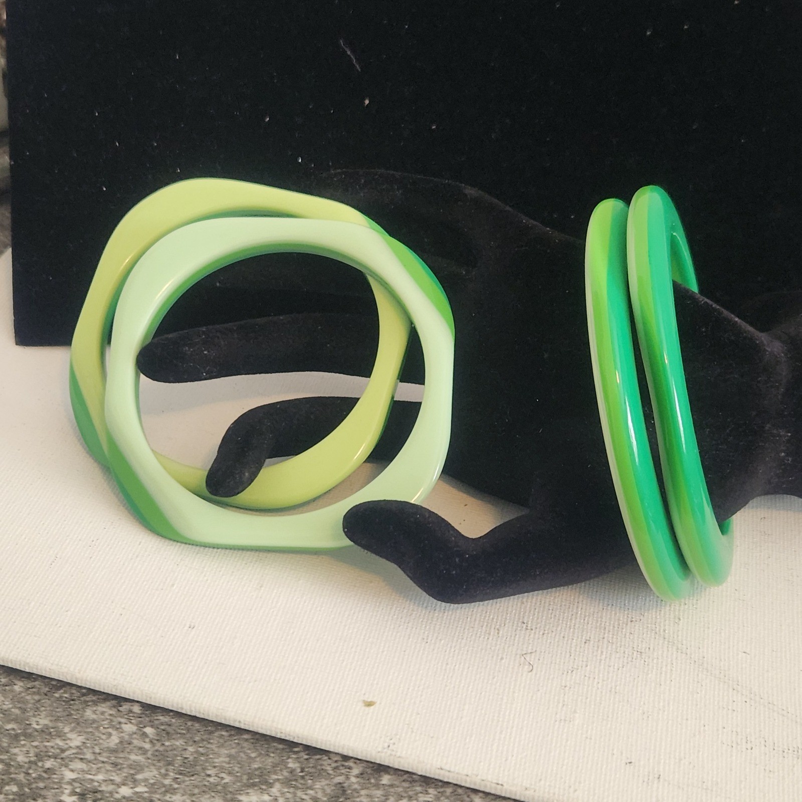Green Resin acrylic Bangle Bracelet Set 4pc Round Wavy Scalloped Stackable Retro
