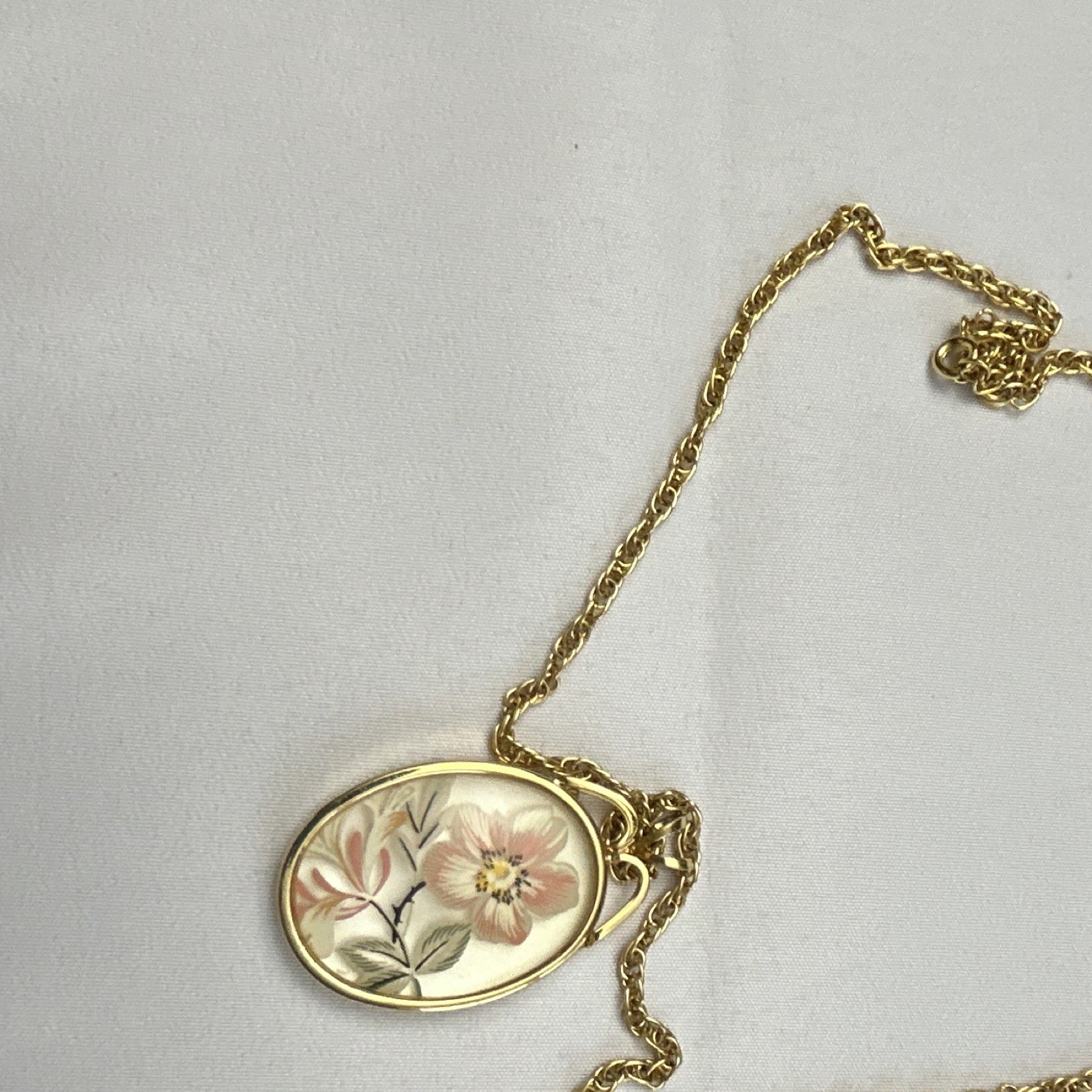 Gold Tone Rope Chain Necklace Oval Floral Enamel Charm Pendant, No Stone