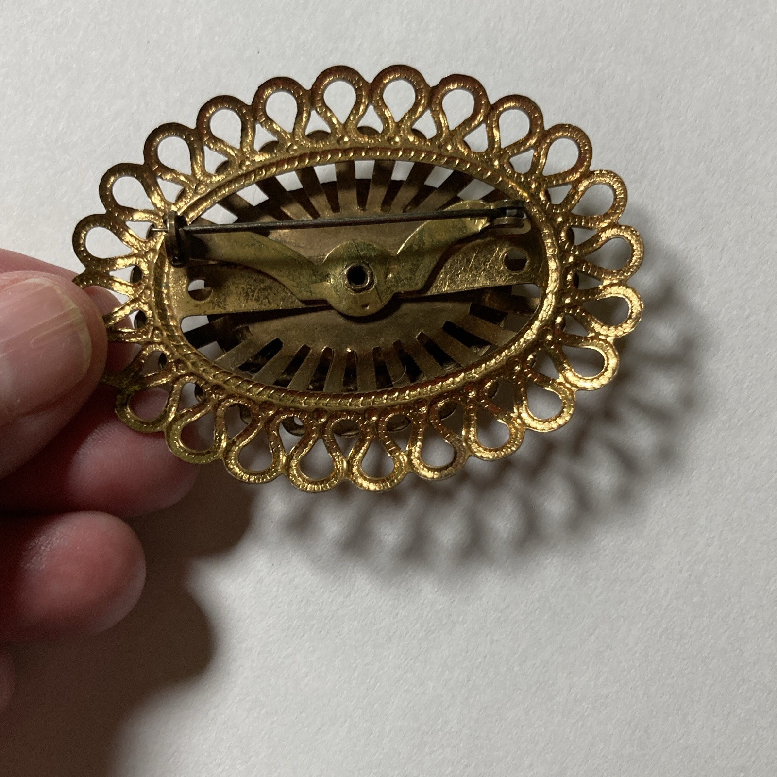 Vintage Gold Tone Oval Filigree Brooch Pin w/ Green Oval