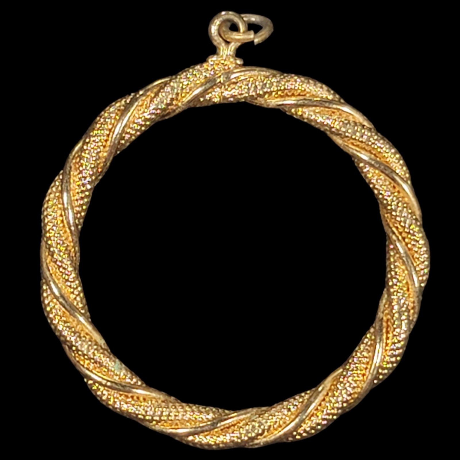VTG 70s Gold Tone Twisted Rope Open Circle Pendant Minimalist Classic Statement