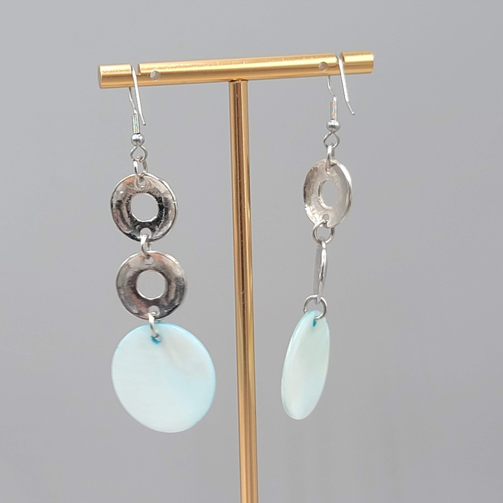 Blue Shell Hammered Metal Circles Pierced Earrings Silver tone Dangle 2 3/8″