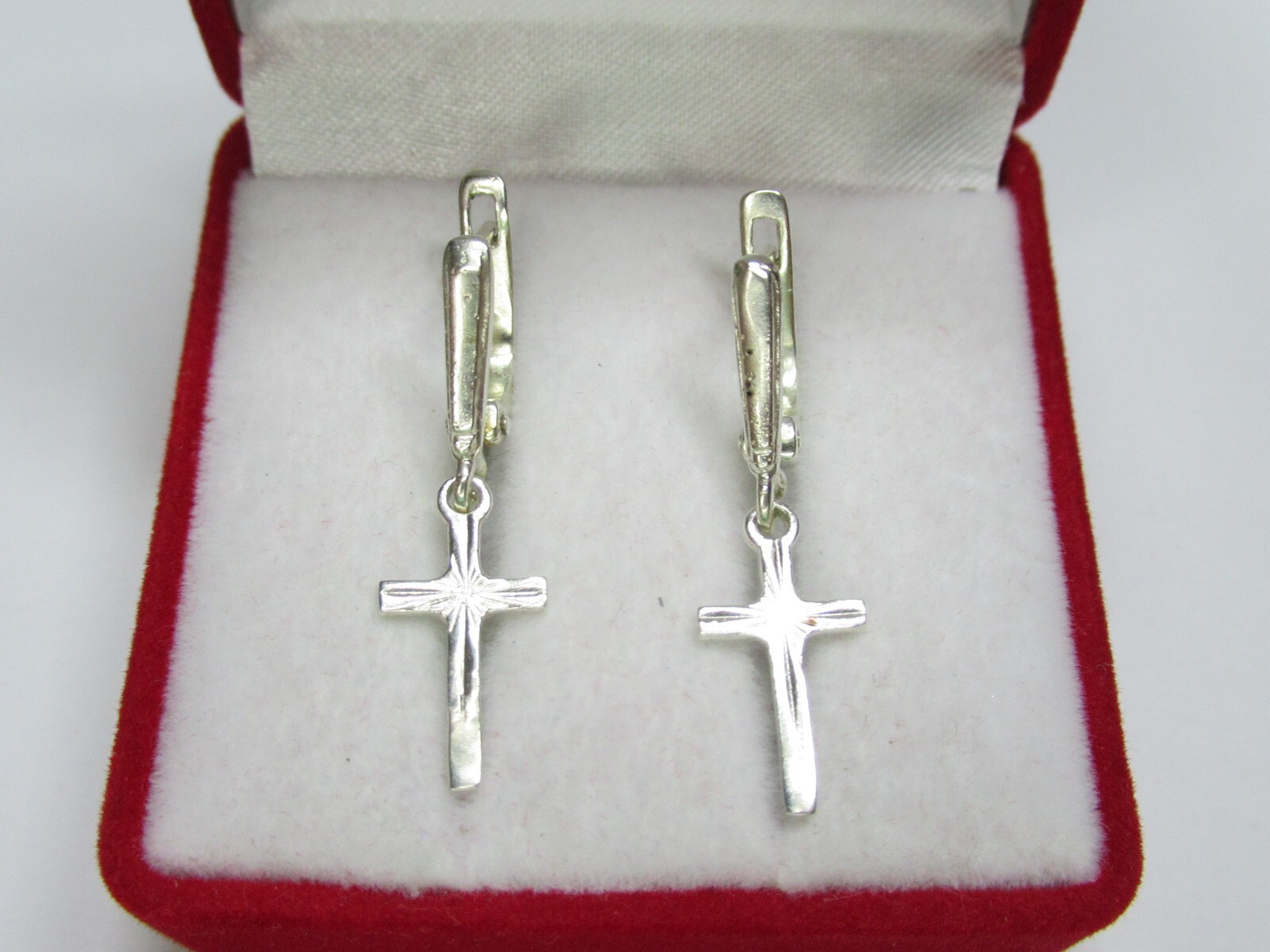 Women’s 925 sterling silver earrings, weight 2.53 g..