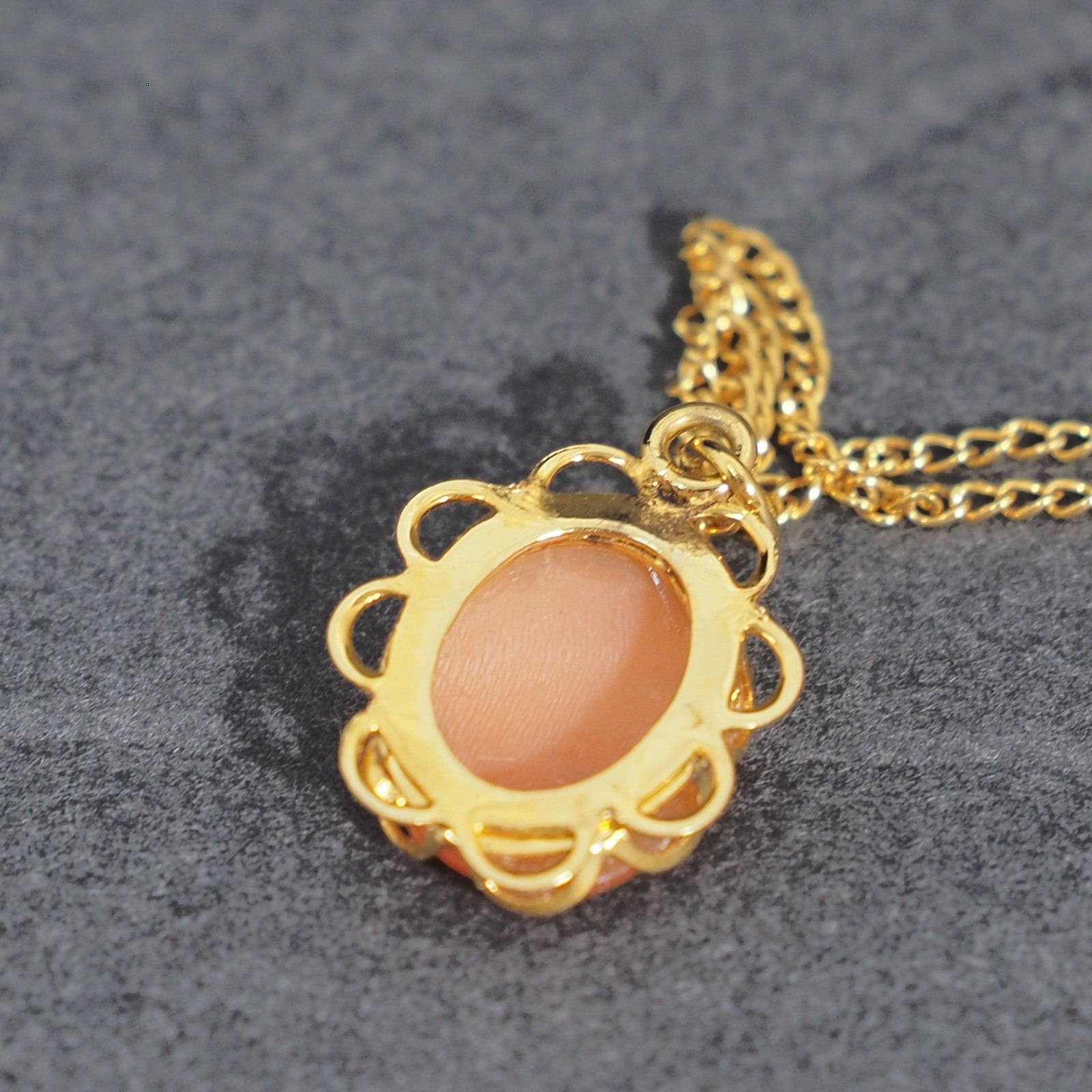 Cameo Pendant 1/20 12KGF 18 Inch Necklace Carved Profile Scalloped Dainty Simple