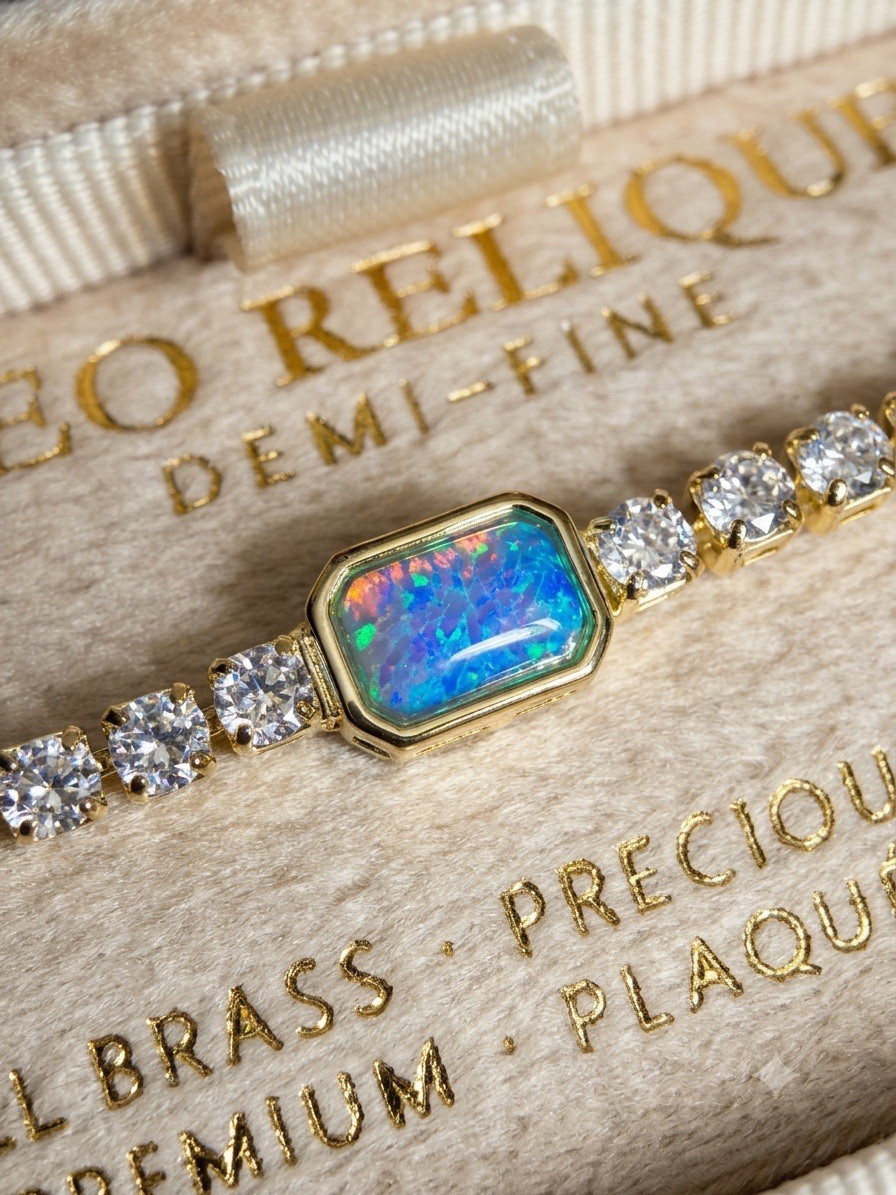 NWT Neo Relique Brass Precious Metal Plated Emerald Color Heart Bracelet