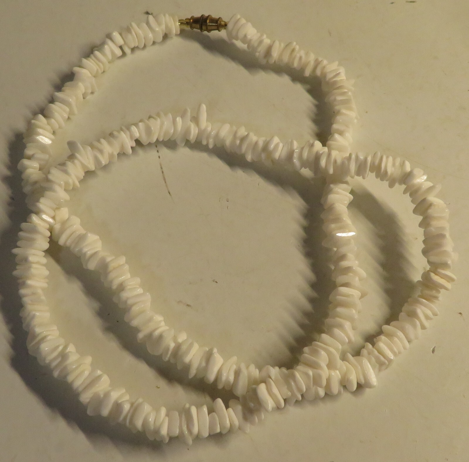 PUCA SHELL VINTAGE 1970’s BEACH WEAR 24″ WHITE SURFER NECKLACE Hawaii Souvenir