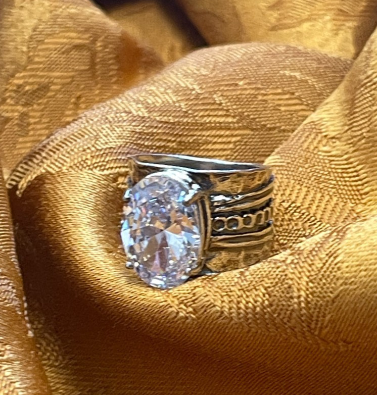 Beautiful 925 silver ring with oval clear stone. sizes 5 to 10. NEW!!!