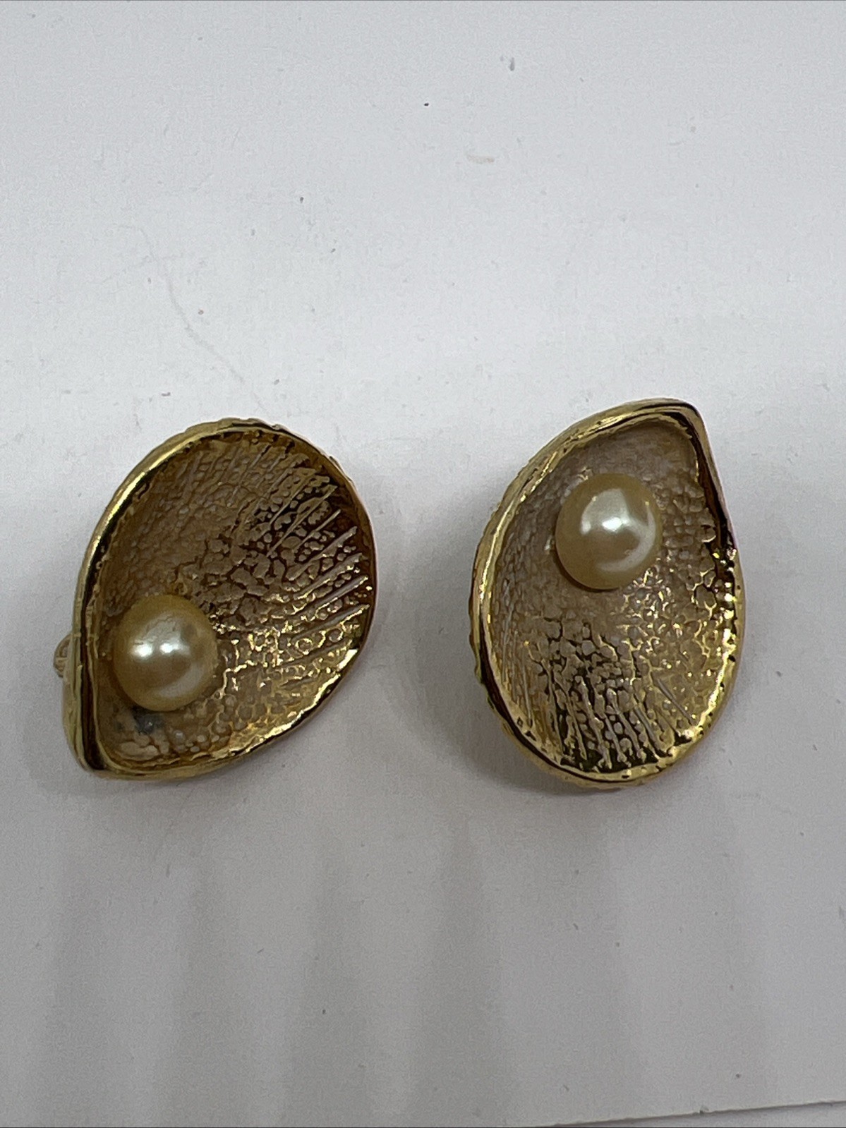 Vintage Signed GJD Gold Tone Clam Shell Faux Pearl Clip On 1.3” Earrings