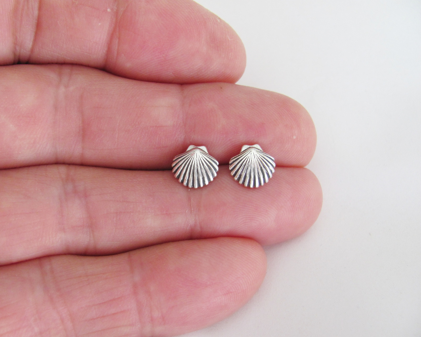Sterling Silver 8.5mm Scallop Sea Shell with Hypo-Allergenic Post stud earrings.