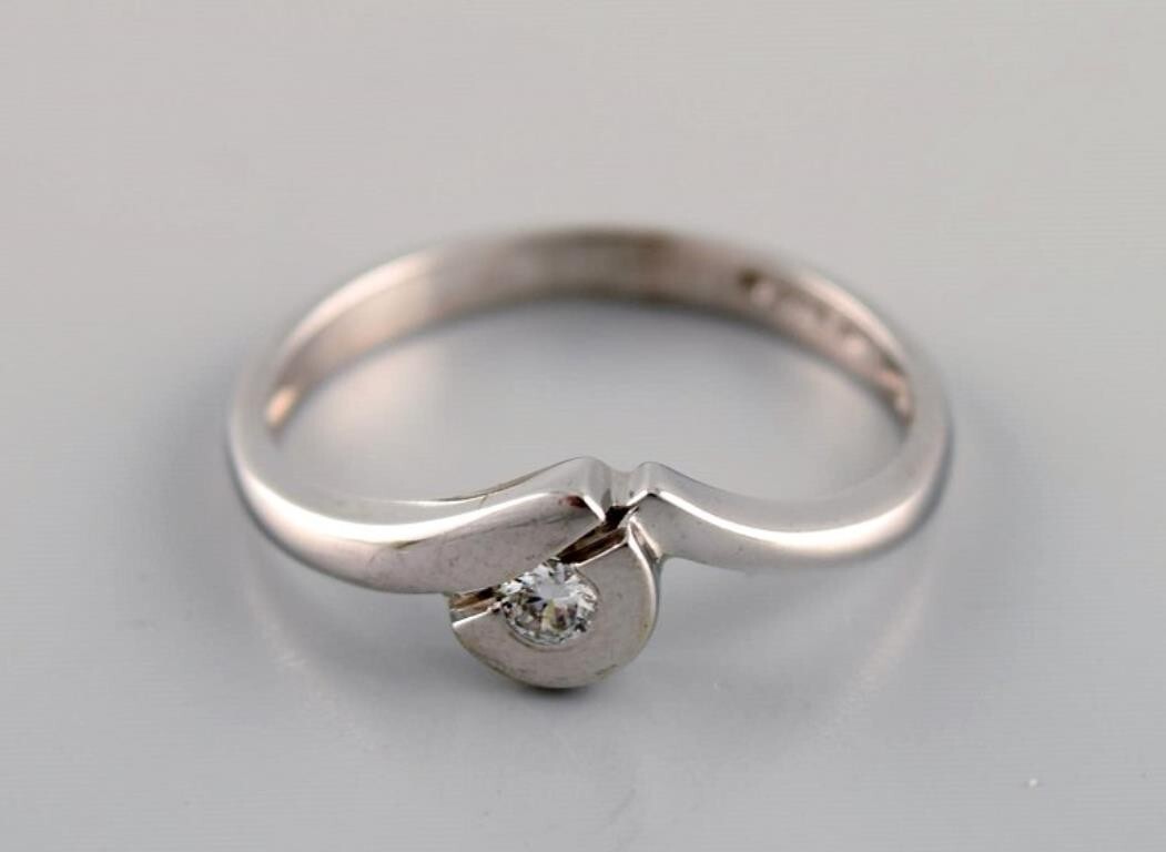 Ring in 9 carat white gold adorned with cubic zirconia. 21st Century.