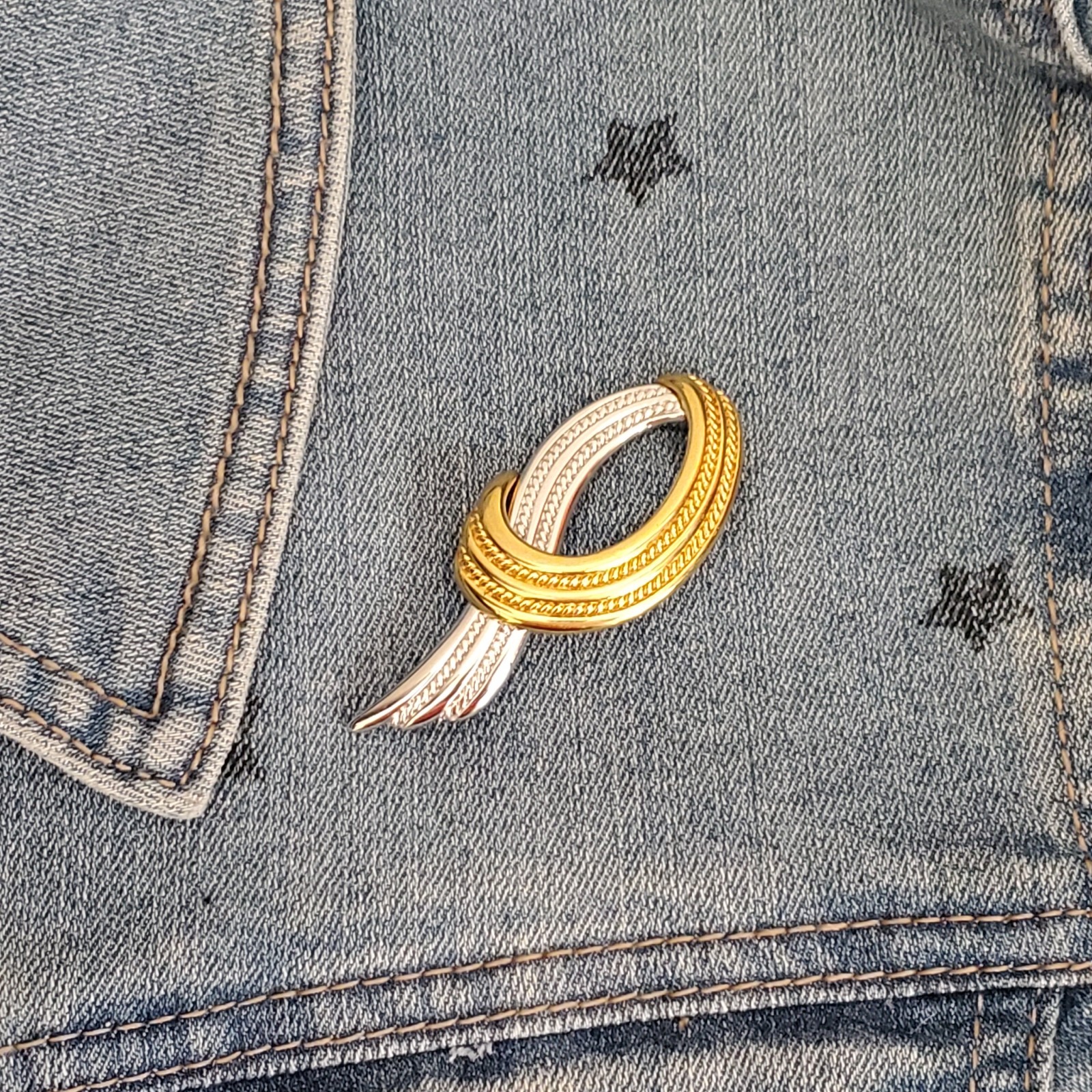 Monet Brooch Silver and Gold Tone Wreath Signed Trendy Classic Dressy