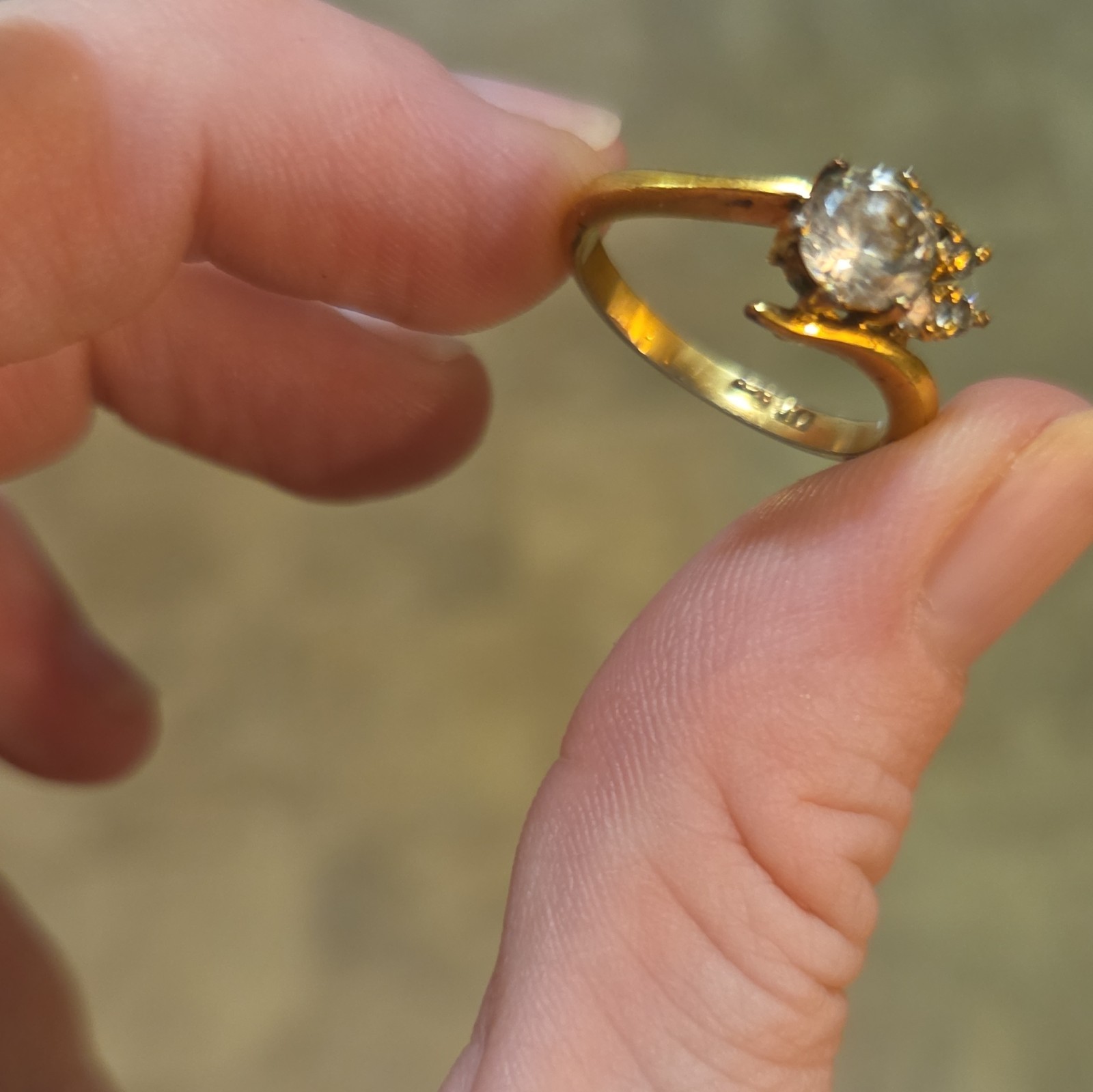 10k Yellow Gold Tone Cocktail Ring Size 6 Clear Round Crystal Cluster Prong