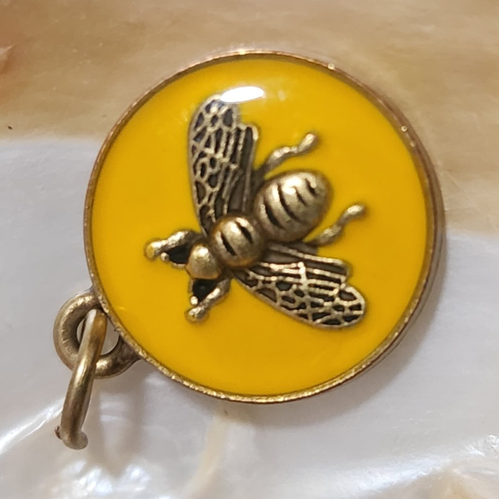 GUCCI Bee Charm Pendant Yellow Enamel Round Signed Yellow Gold Made Italy