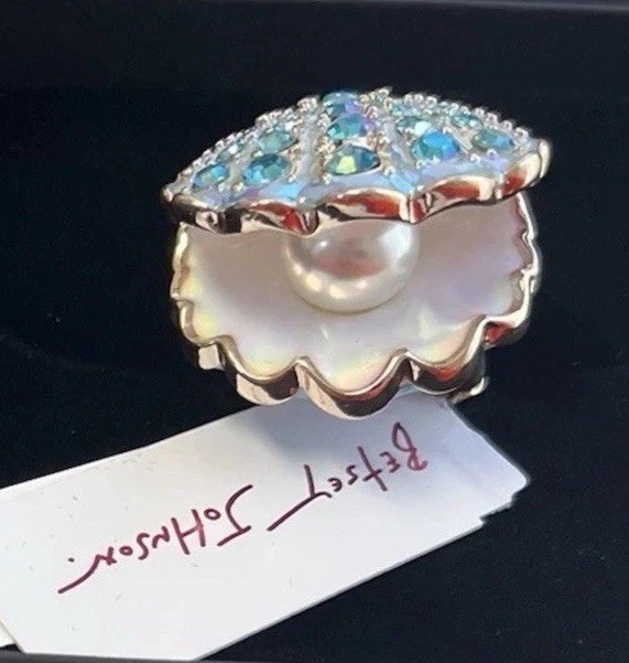 NEW PRETTY BETSEY JOHNSON IRIDESCENT SCALLOPED SEA SHELL STRETCH RING PEARL NWT