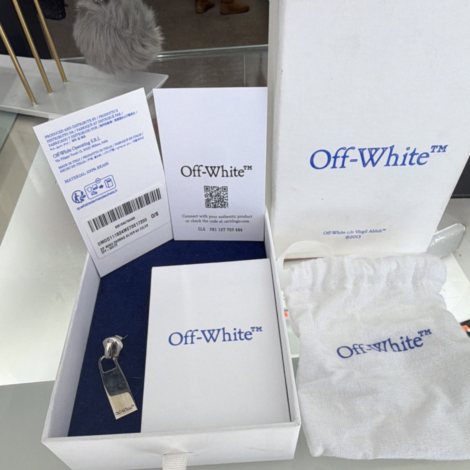 Off-White earring with box and pouch
