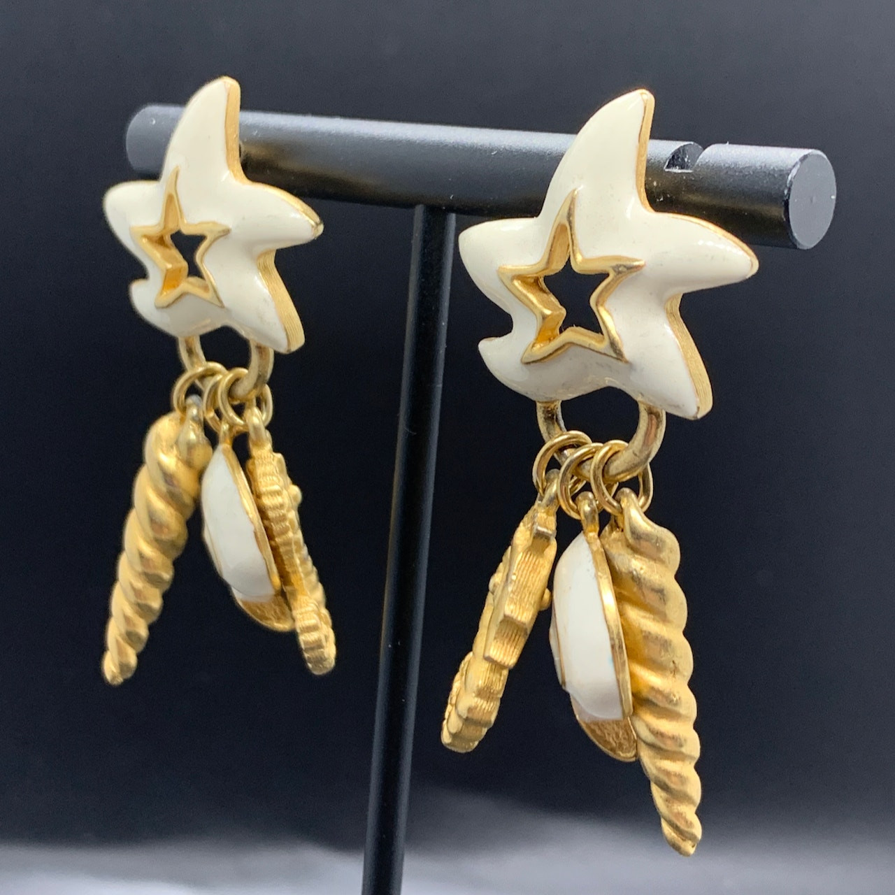Signed Daria Beach Shell Star White Cream Enamel Gold Tone Earrings 2″