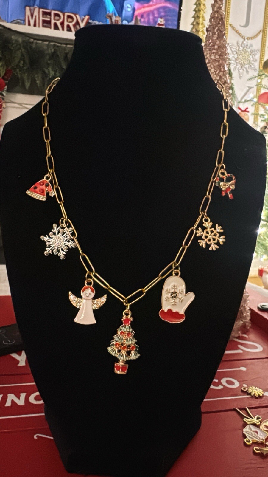 “Merry charms Of Cheer“ Gold Plated Stainless Steel Paperclip Cable Necklace