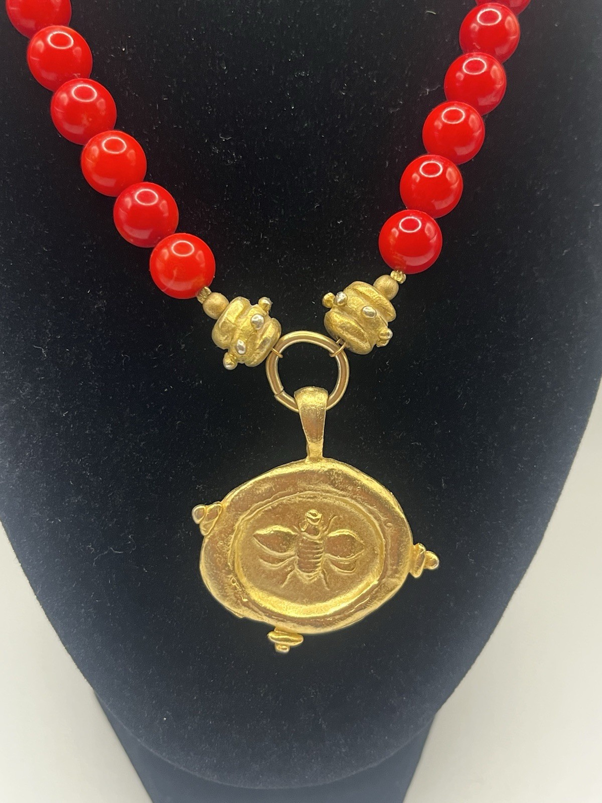 Susan Shaw Bee Medallion Red Glass Bead Necklace Gold Tone Statement 16-21”