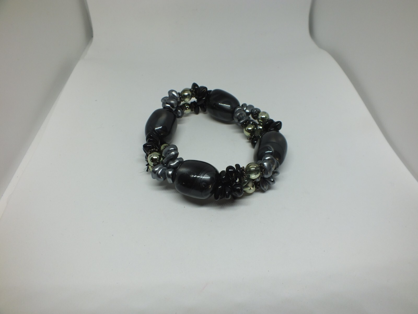 Beautiful Stretch Bracelet Gray Black Beads 3/4″ W x 2 1/4″ Acr Unstretched
