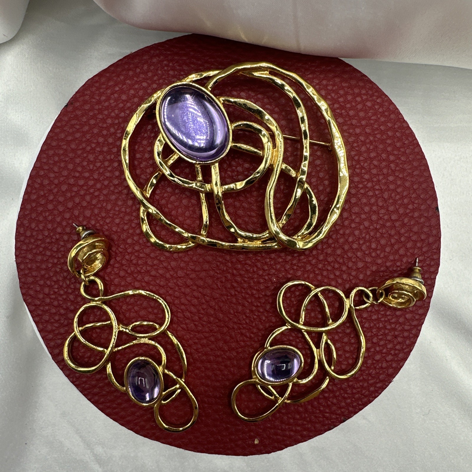 ‘92 Avon Swirl Wire Gold Tone Brooch and Earrings Set. Mint condition. See pics.