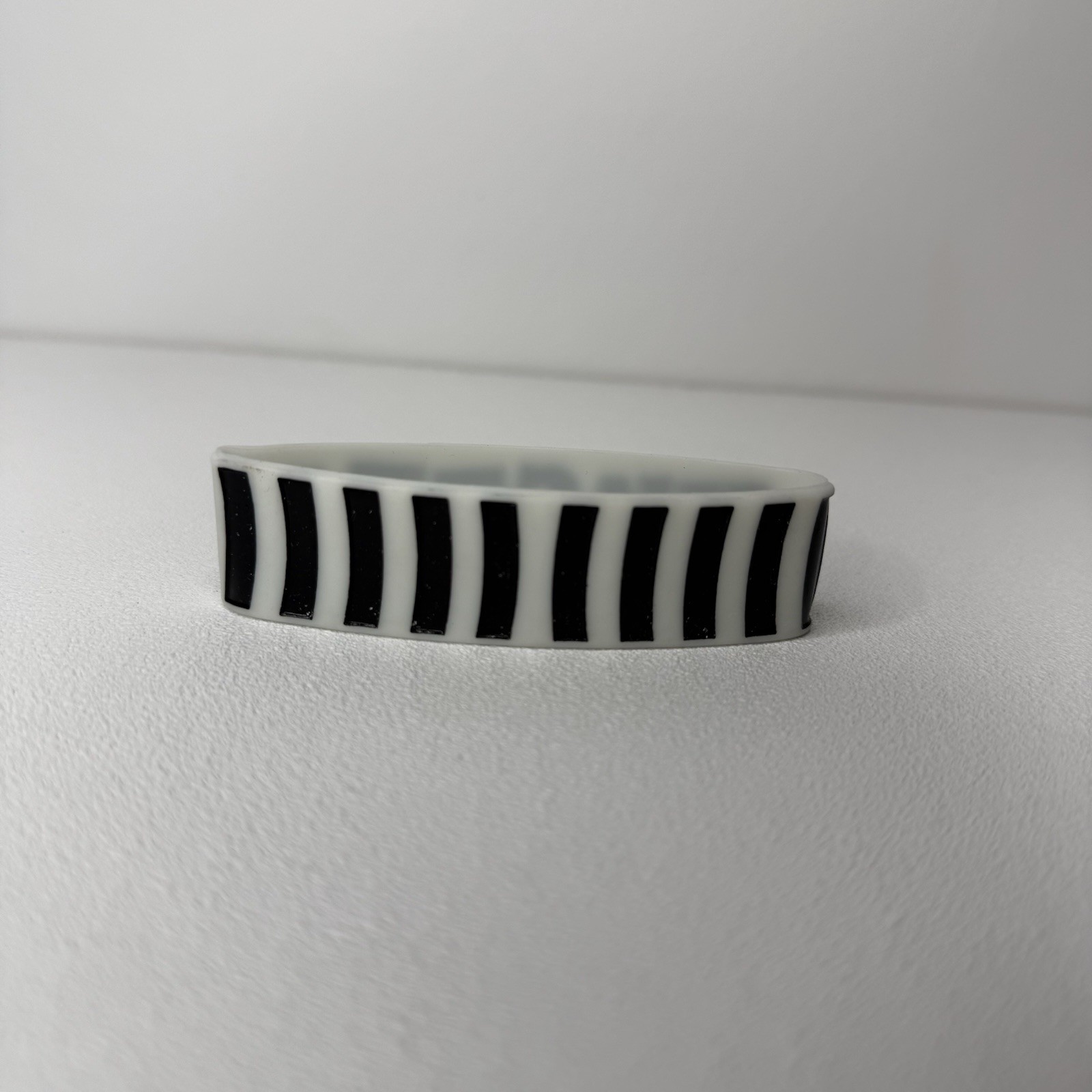 Radbandz WASTED Hot Topic Silicone Wristband Bracelet White Black Size Large