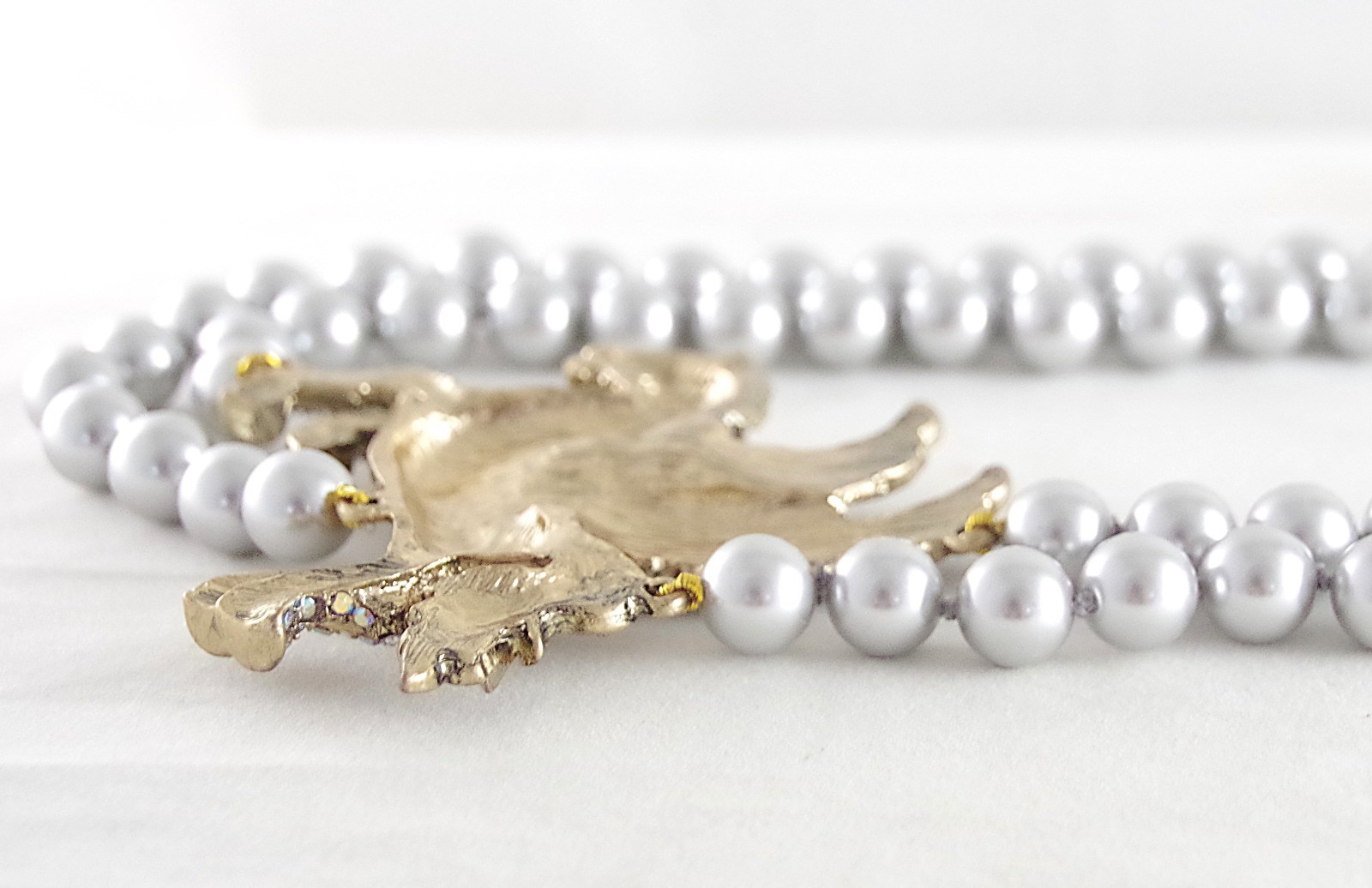 NEW DESIGNER STYLE HAND-KNOTTED SILVER PEARL CRYSTAL RHINESTONE PEGASUS NECKLACE