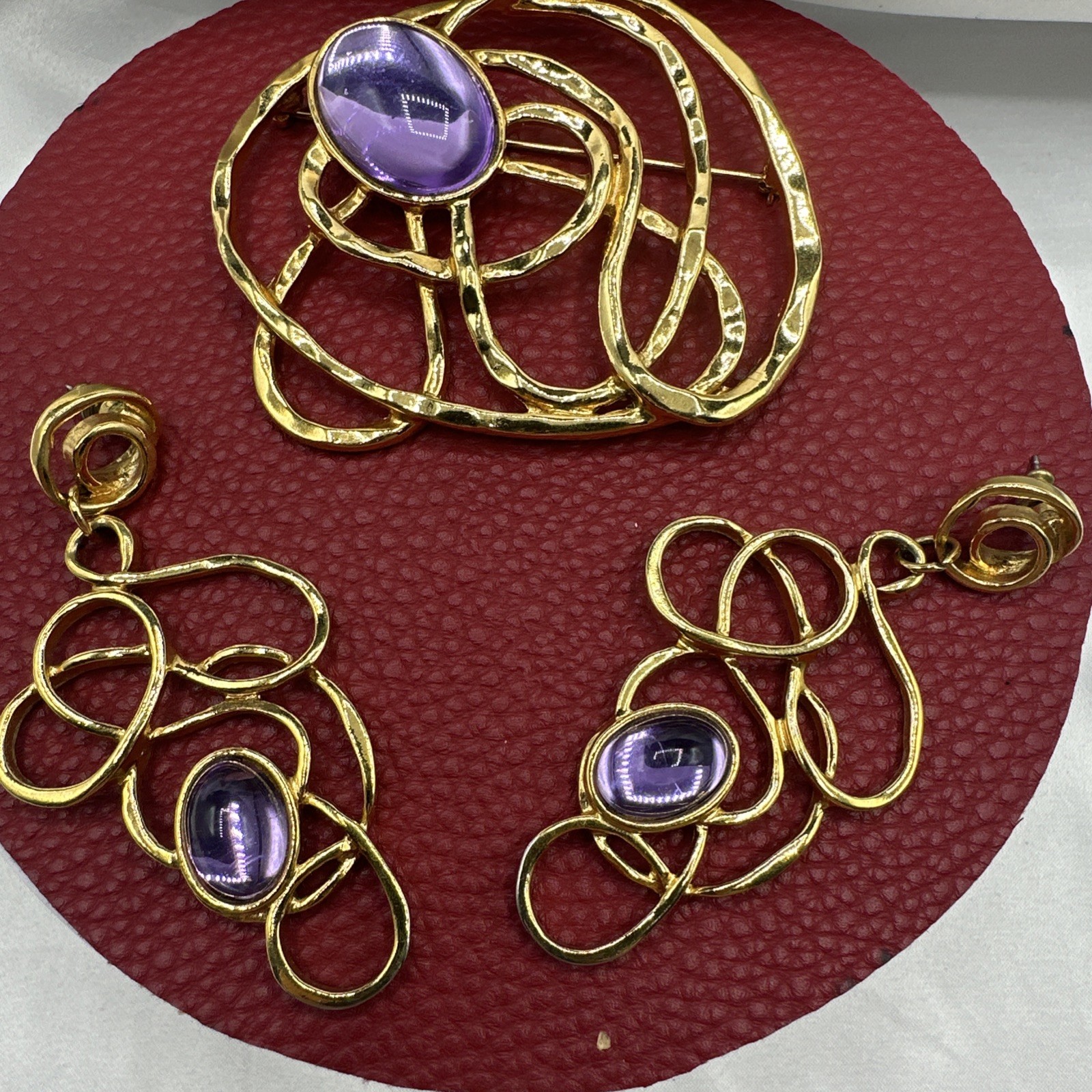 ‘92 Avon Swirl Wire Gold Tone Brooch and Earrings Set. Mint condition. See pics.