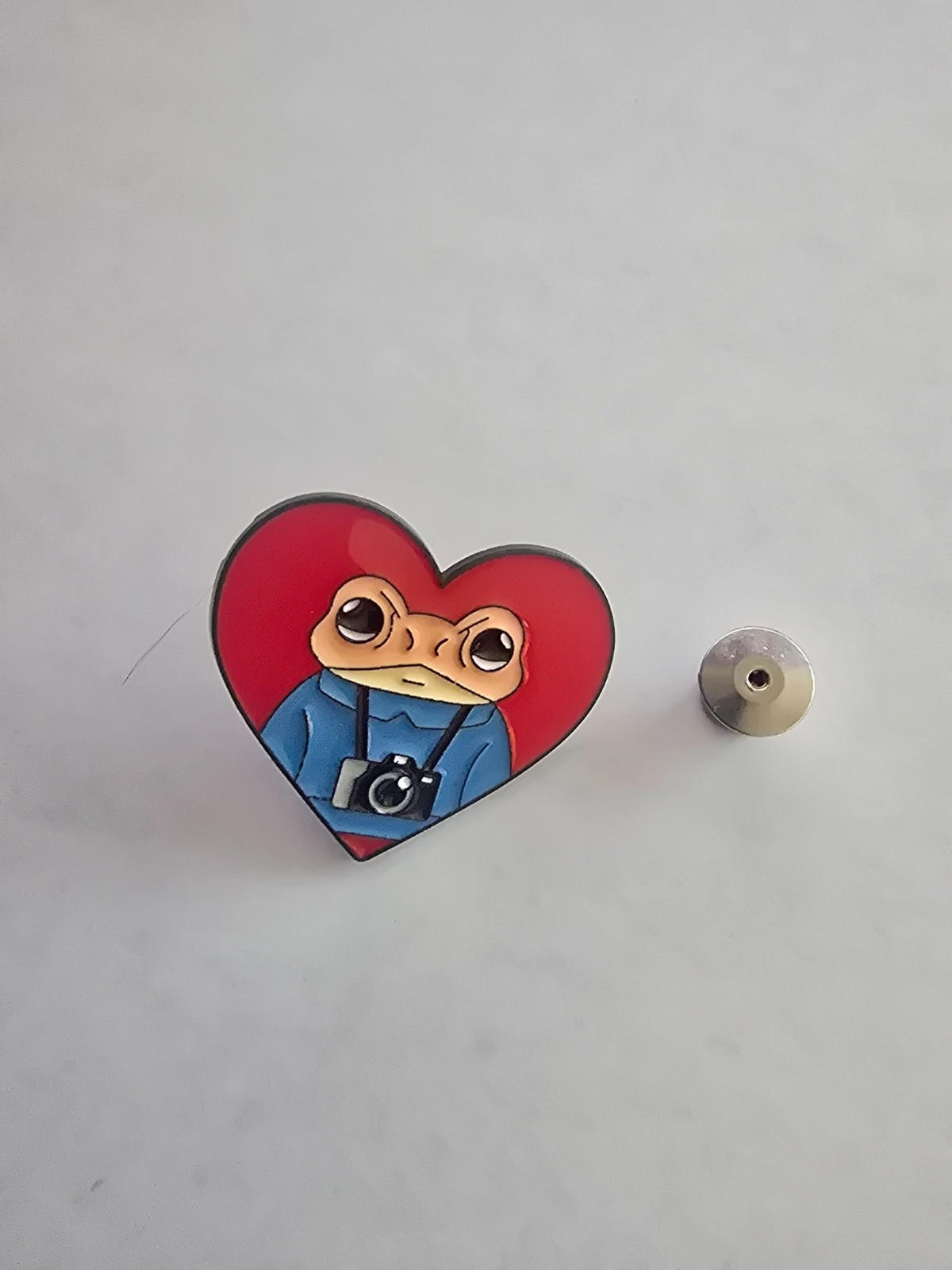 Cute Frog With Camera Heart Enamel Pin Kawaii Lapel Brooch Collectible Gift