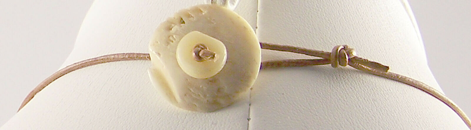 Necklace Sea Shell Reversible Bead & SilverTone Metal Pendant On A 16″ Cord
